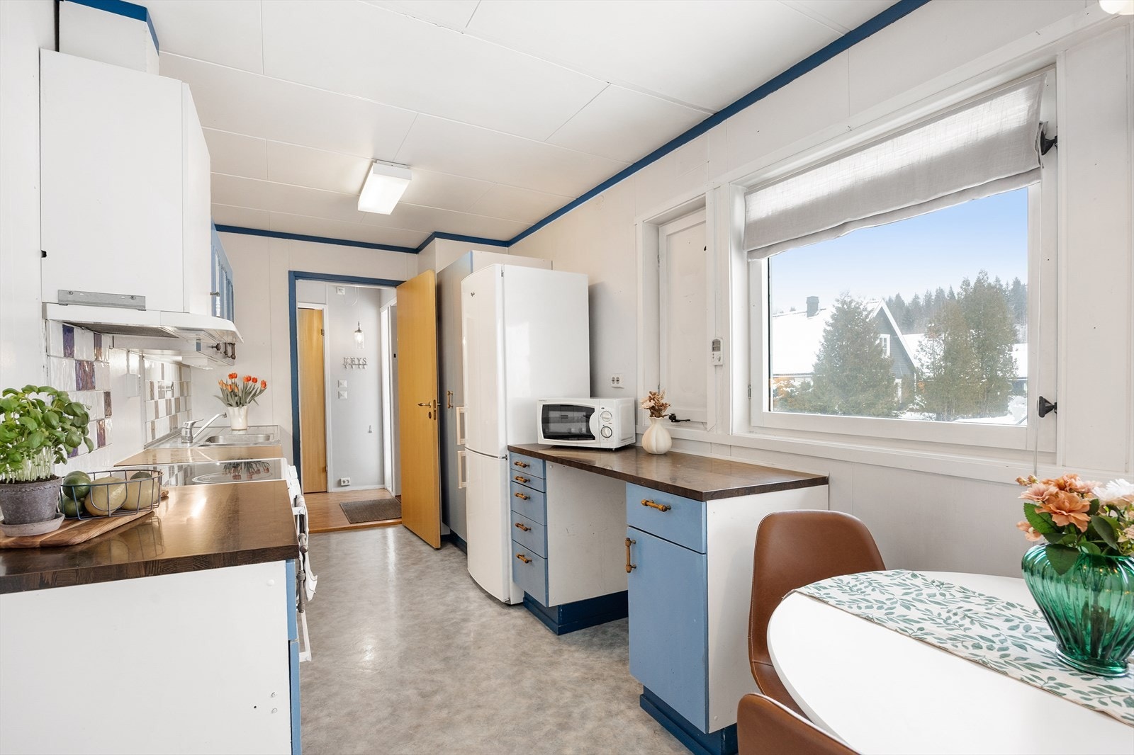 Belegg på gulv og malte overflater. Det er også tilgang til entré i motsatt retning av stue. Galleribilde