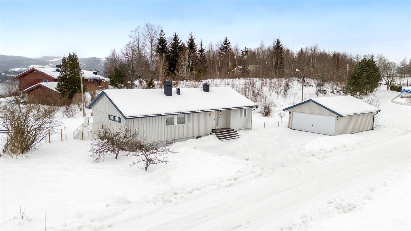 Boligen har en relativt flat tomt med gode parkeringsmuligheter på egen grunn. Galleribilde