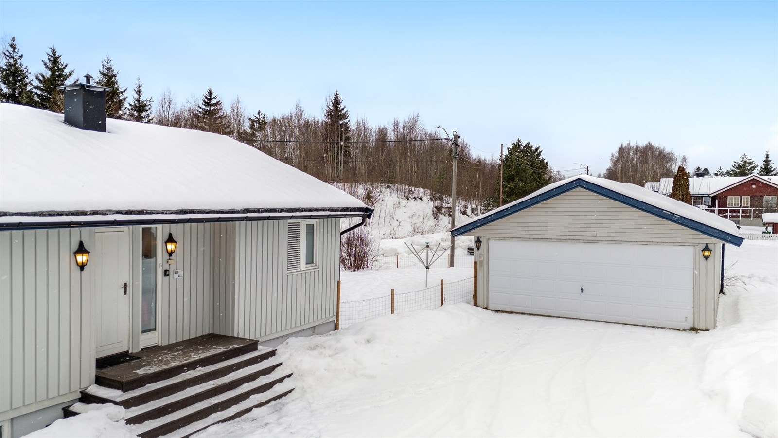 Dette er en hyggelig enebolig med stor garasje og pent opparbeidet tomt. Foto av Espen Edin. Galleribilde