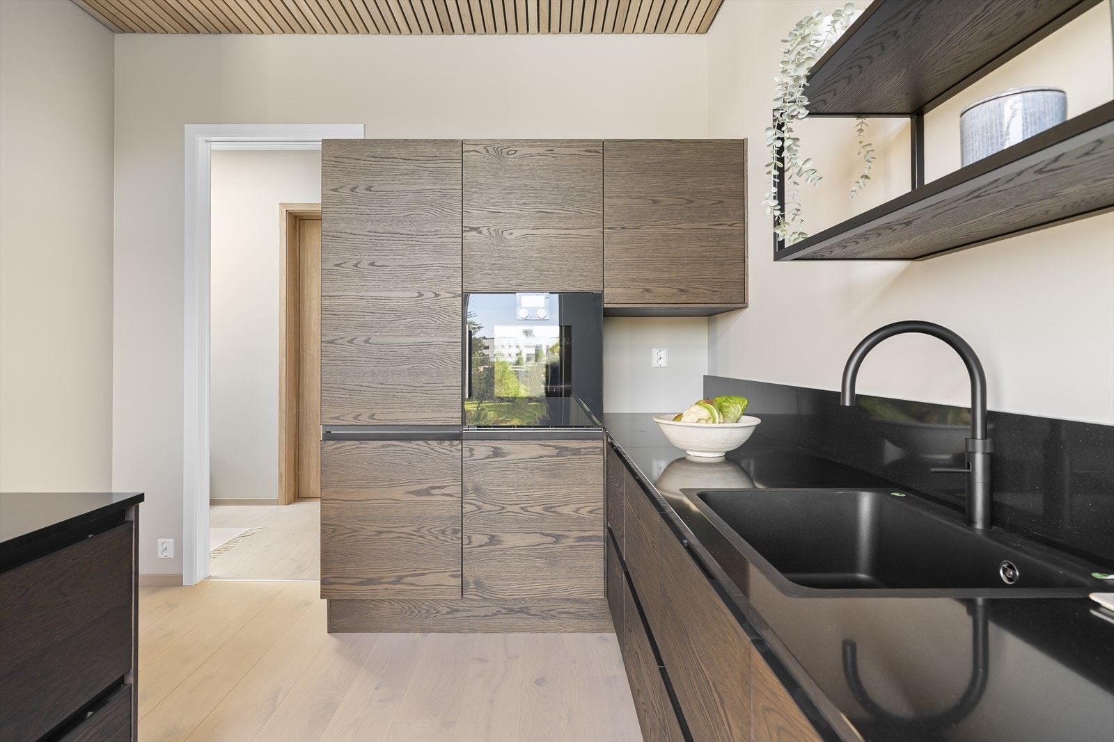 Dette er en toppleilighet, legg merke til eikespiler i himling i stue/ kjøkken Galleribilde