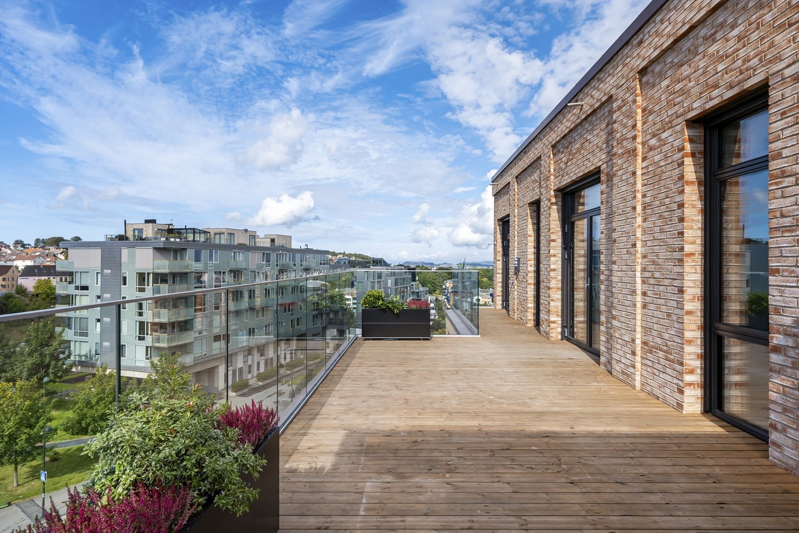 Balkongen har vannutkaster og utekjøkken med gassgrill. Galleribilde