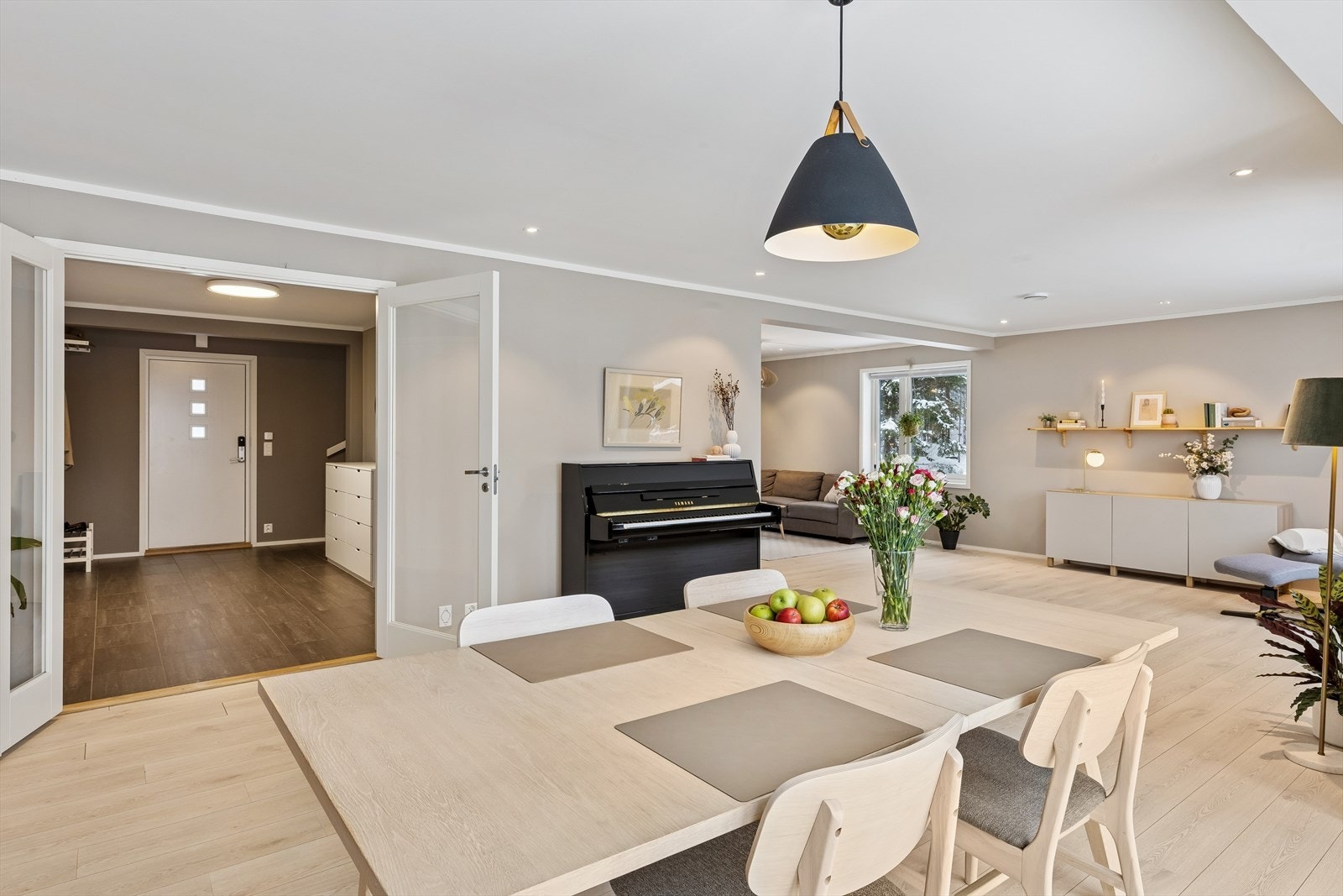 Fra hallen åpner boligen seg opp mot de sosiale sonene i første etasje Galleribilde