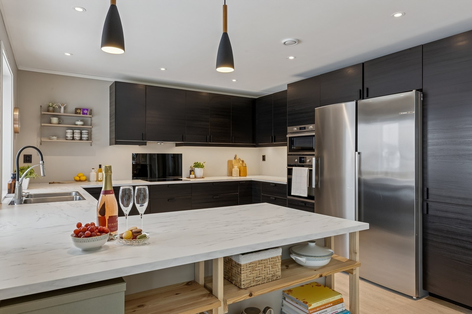 Kjøkkenvifta med avtrekk ut sikrer et godt inneklima under matlaging Galleribilde