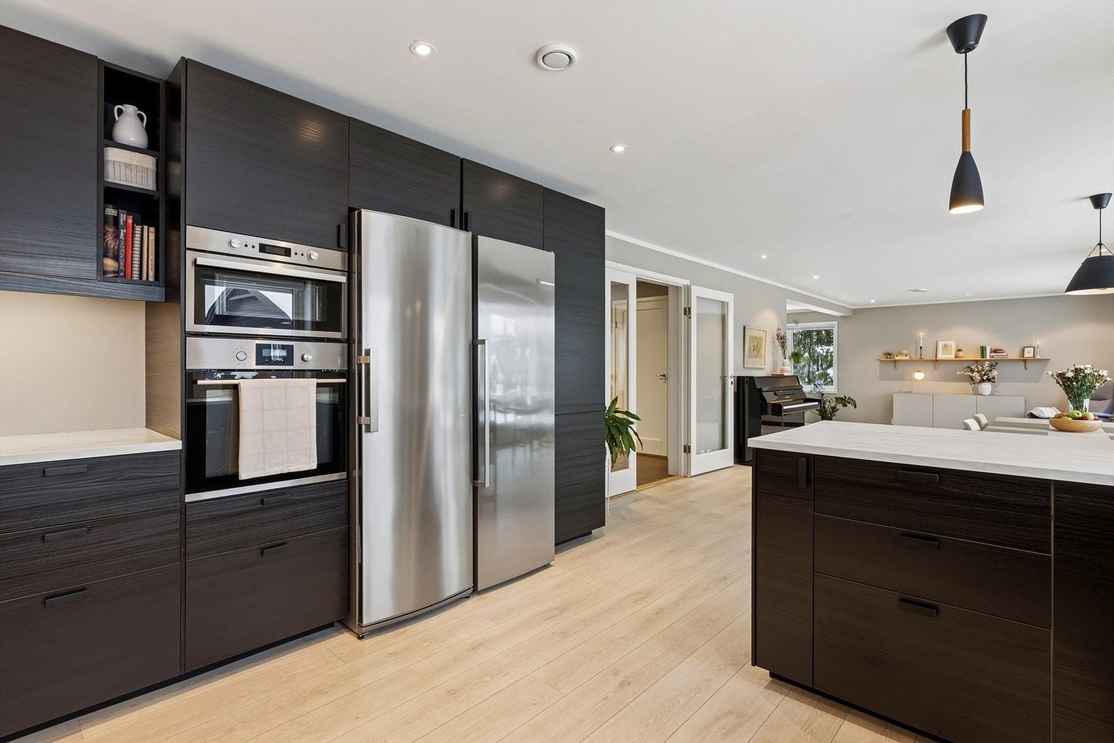 Kjøkkenet har integrerte hvitevarer som stekeovn, platetopp, oppvaskmaskin og mikrobølgeovn. Det er ellers plass til både kjøleskap og fryseskap (disse medfølger i utgangspunktet ikke) Galleribilde