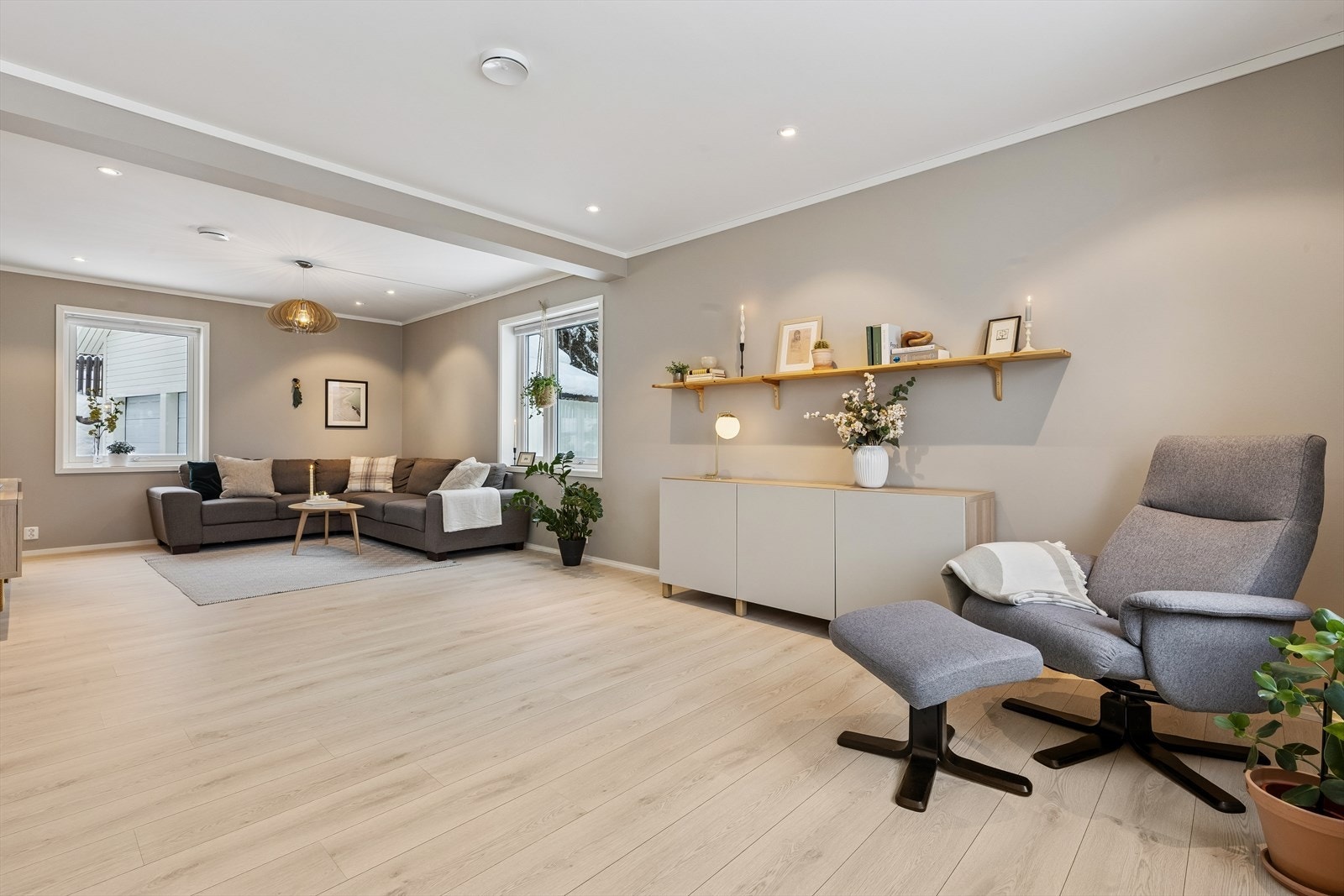 Stuen er romslig og har plass til flere sittegrupper Galleribilde