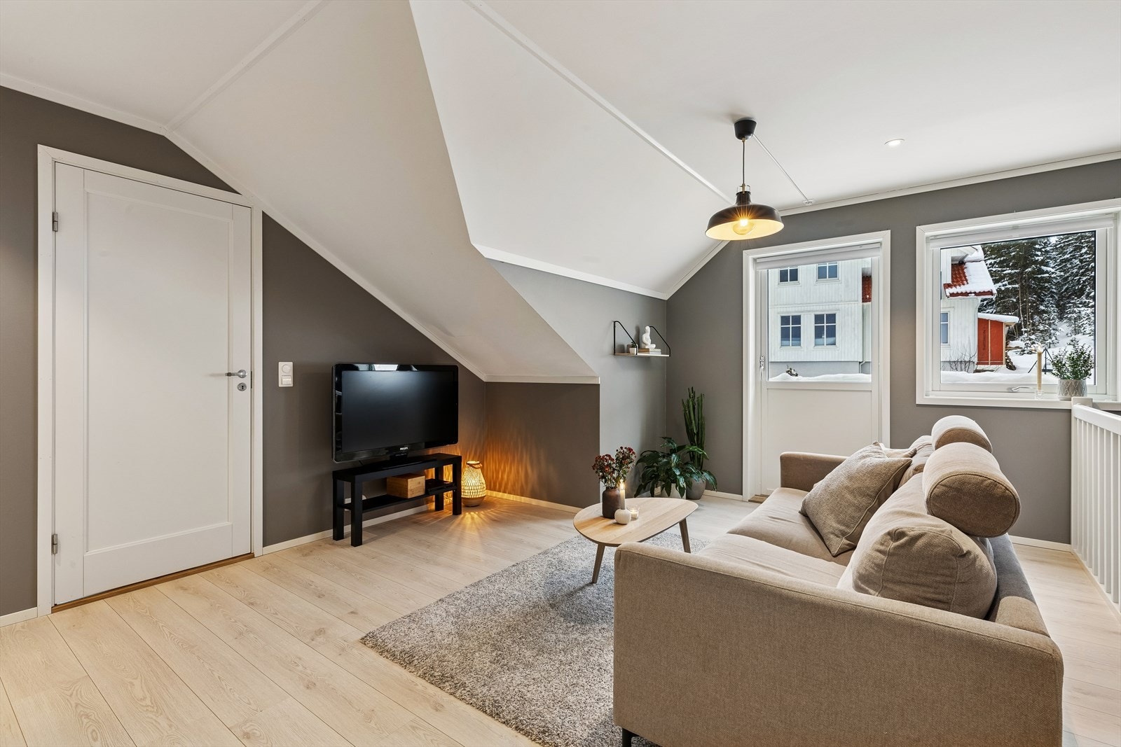 Fra loftstuen er det utgang til en nordvendt balkong på 5 m² Galleribilde