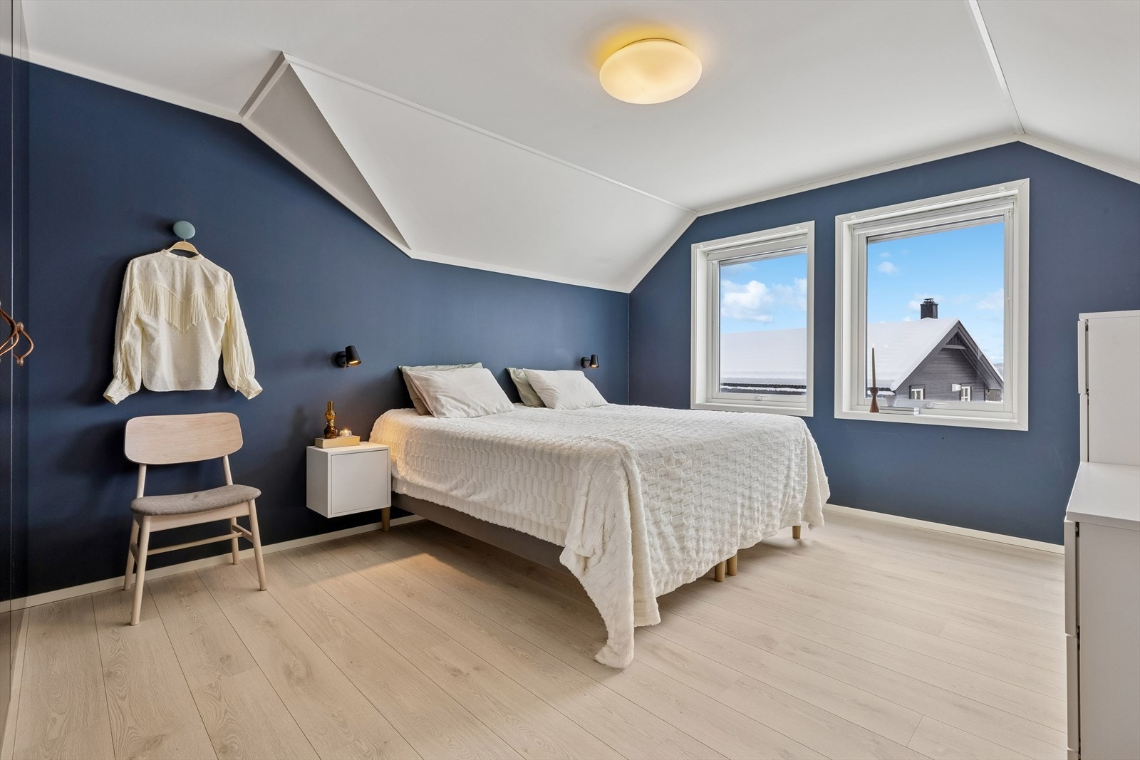 Loftsetasjen har fire gode soverom. Fire soverom samlet på én og samme etasje er en svært praktisk løsning for en barnefamilie og samtidig ganske sjelden Galleribilde