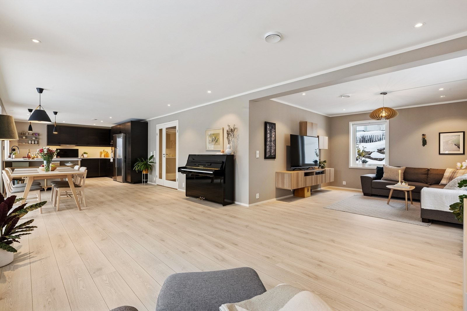 Boligen har gjennomgående laminatgulv, et slitesterkt og praktisk valg som egner seg spesielt godt for familier med både barn og husdyr. De helhetlige gulvflatene gir en fin flyt mellom rommene og bidrar til et ryddig og harmonisk uttrykk Galleribilde