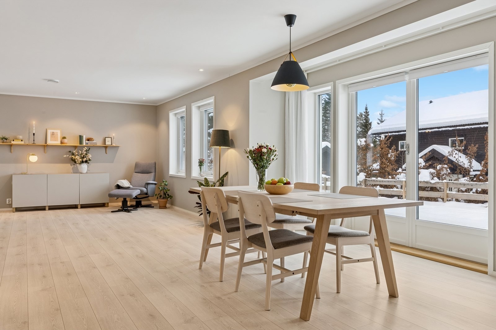 Fra spisestuen er det direkte utgang til en stor, sørvendt terrasse på 69 m² via en tofløyet dør Galleribilde