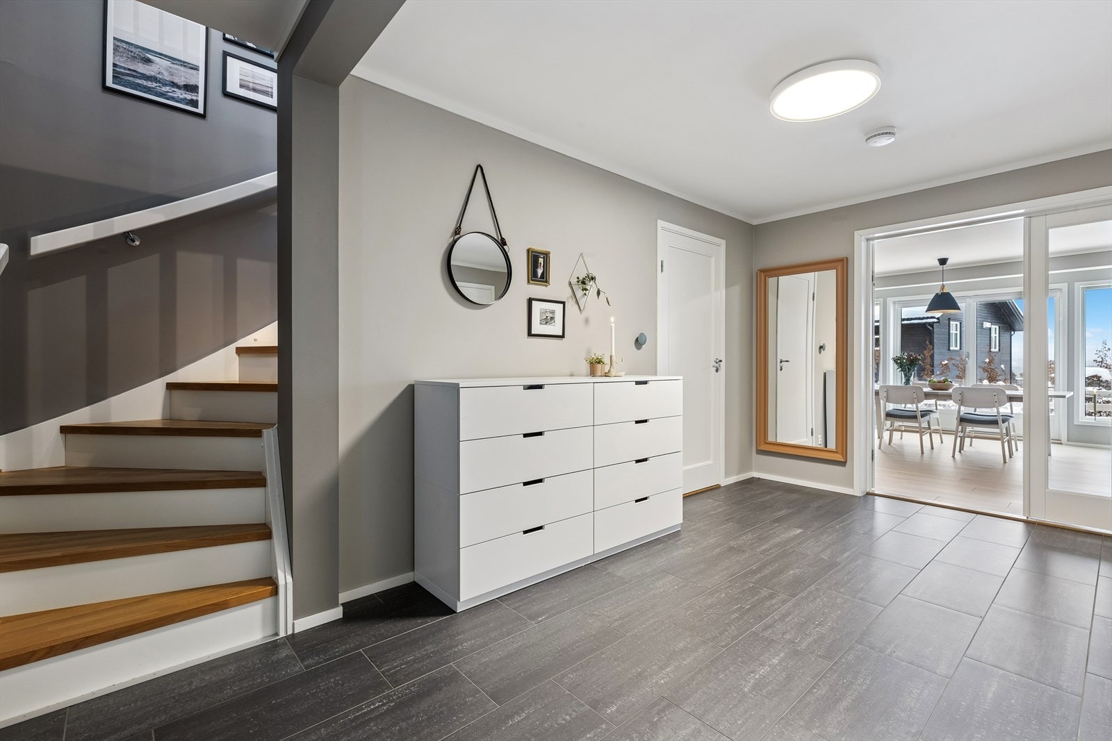 Hallen er utrolig praktisk for familier med barnehagebarn. Bare legg utedressen på de oppvarmede flisene over natten, så er den varm, tørr og klar for en ny dag i barnehagen Galleribilde