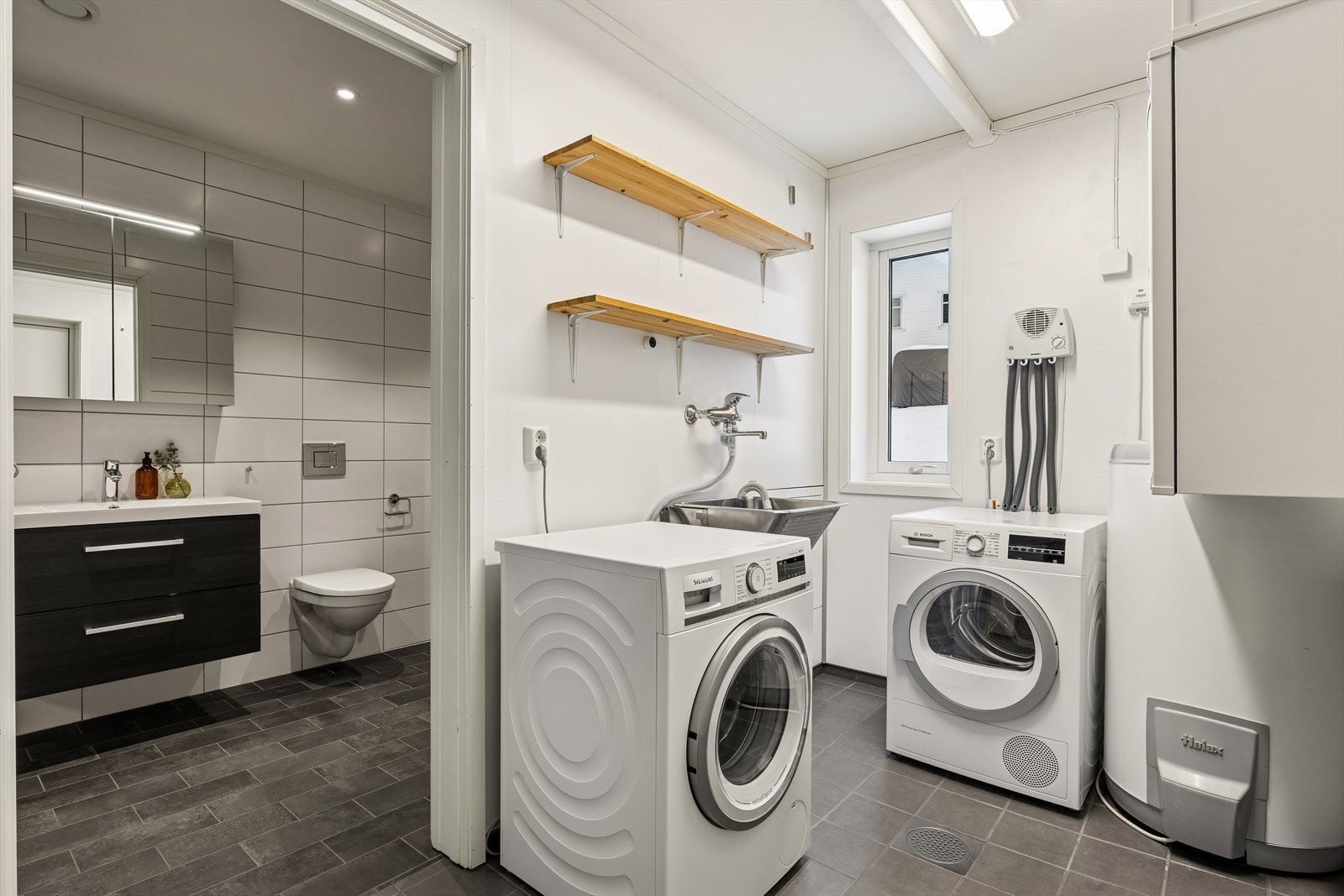 Innenfor badet ligger vaskerom/teknisk rom. Rommet har dør ut Galleribilde