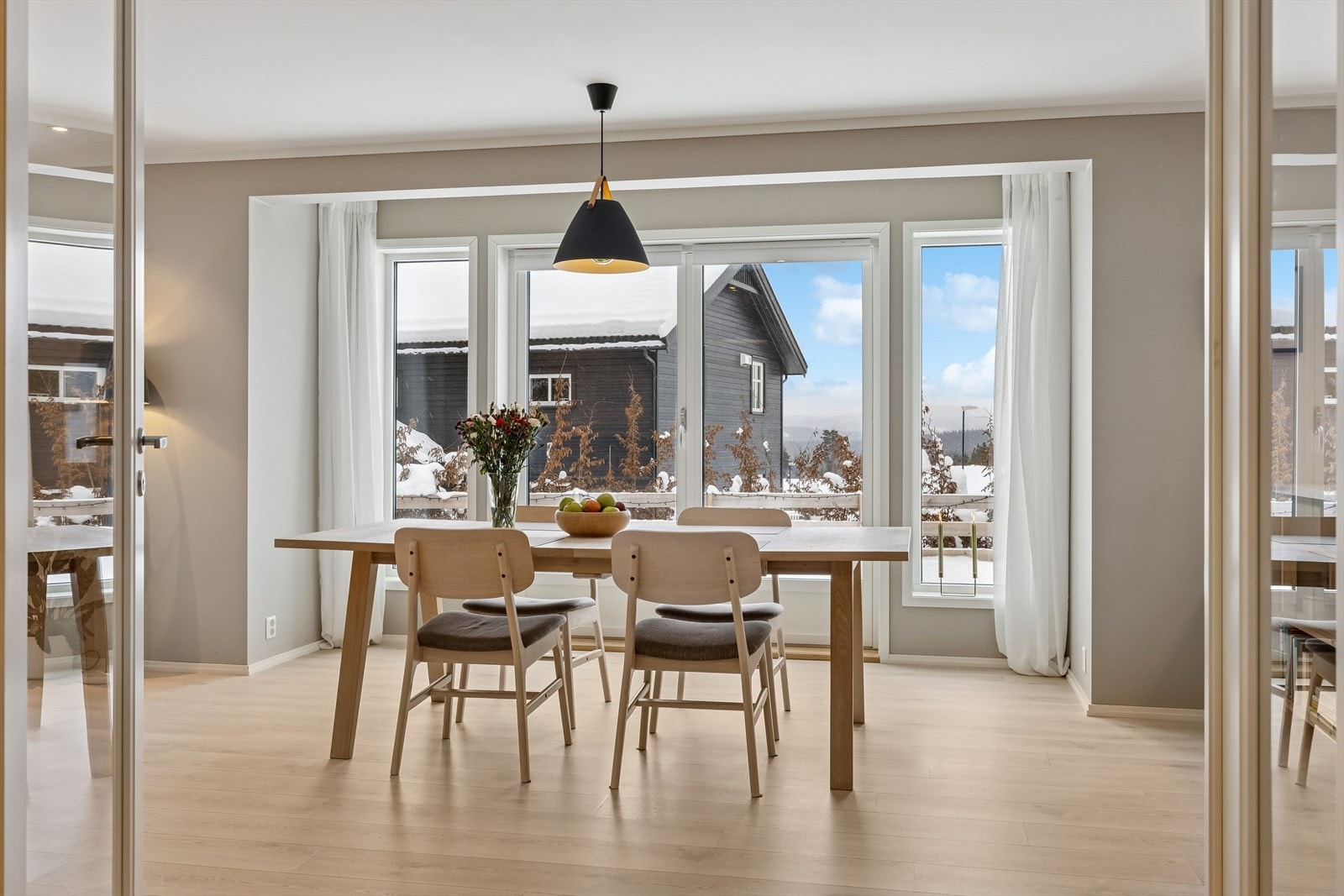 Store vindusflater slipper lyset inn på en herlig måte. Utvendig solskjerming på flere av vinduene bidrar samtidig til et behagelig inneklima Galleribilde