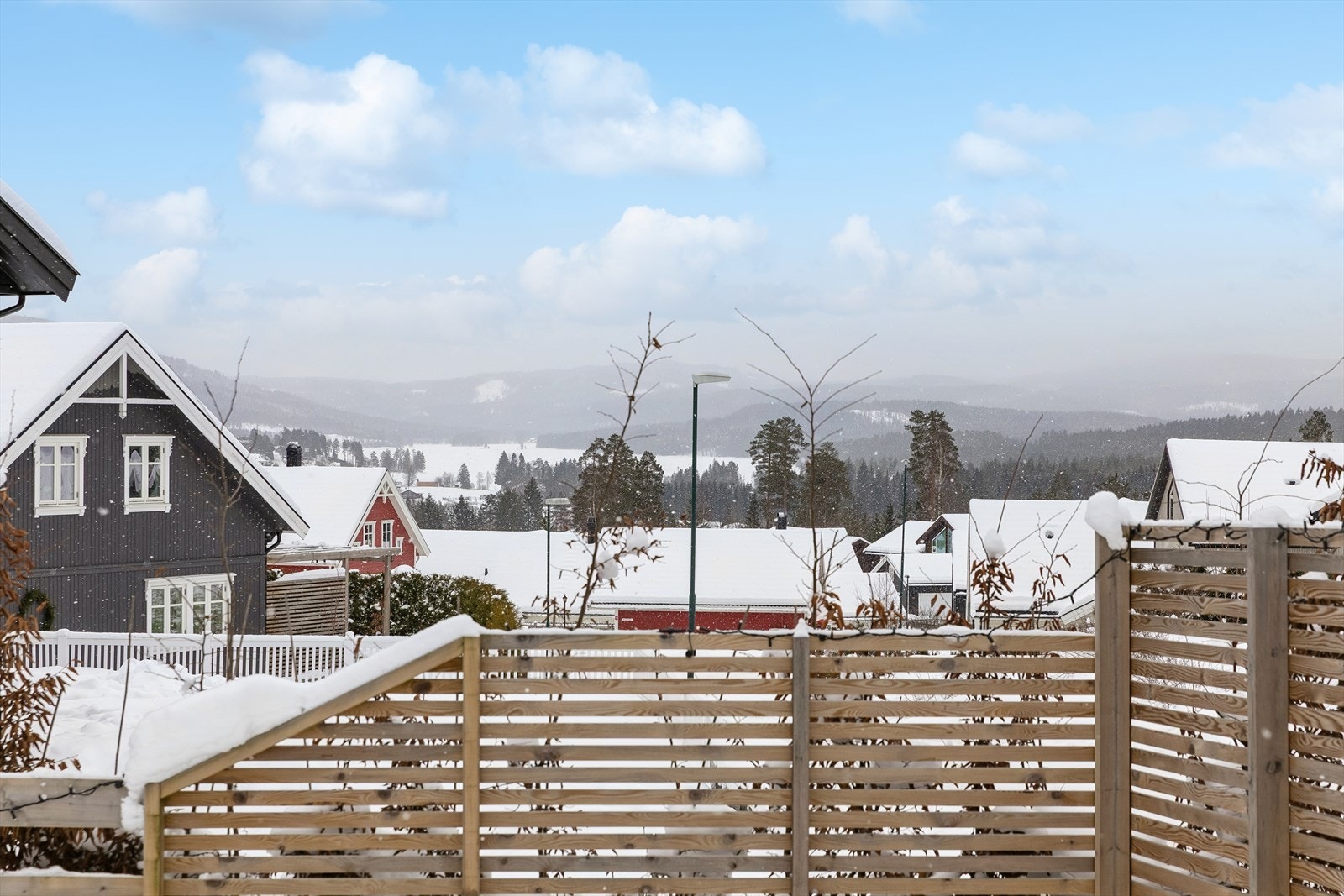 Med marka i umiddelbar nærhet og gangavstand til Harestuvannet, ligger alt til rette for et aktivt friluftsliv Galleribilde