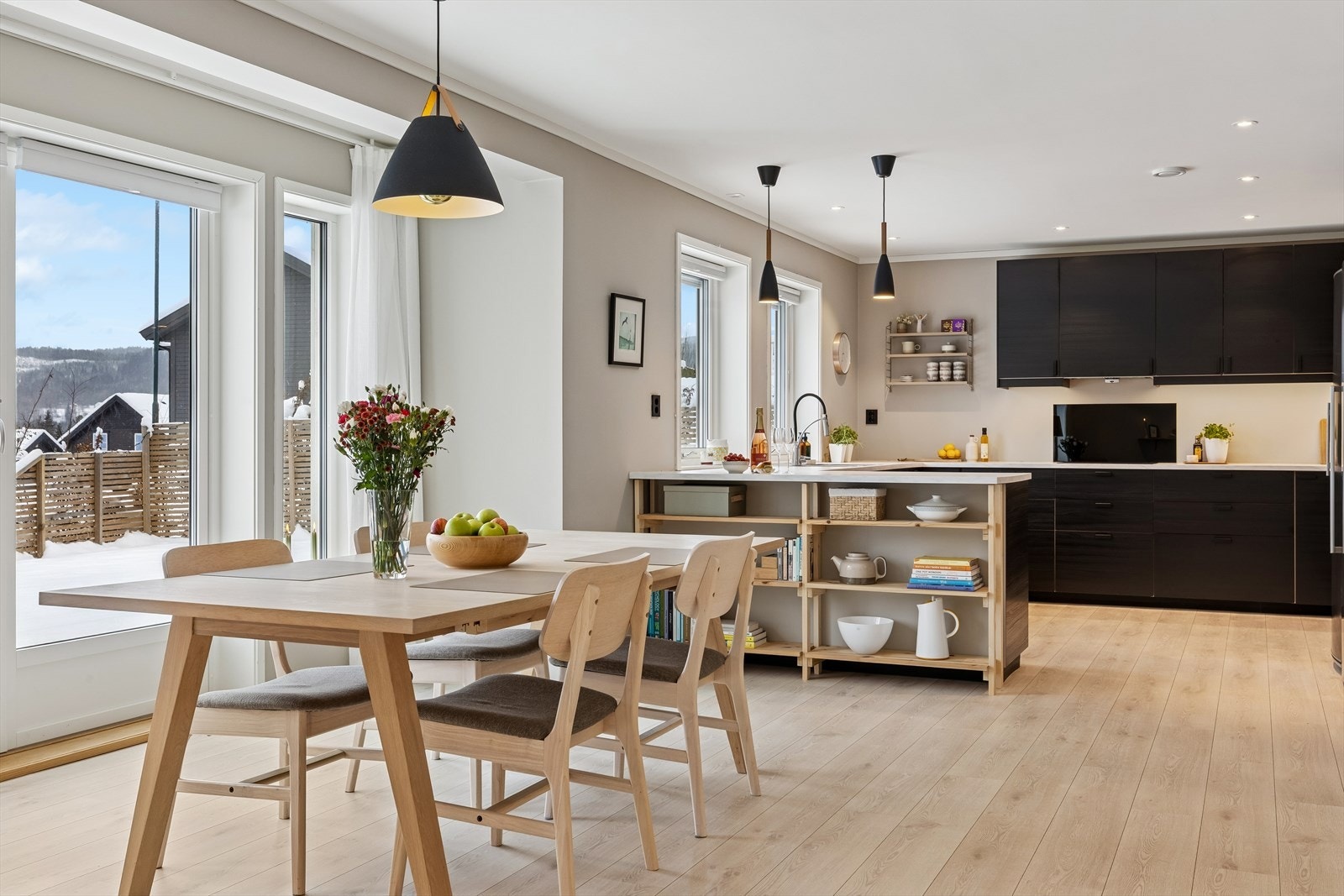 Det romslige kjøkkenet er et naturlig samlingspunkt i hjemmet Galleribilde