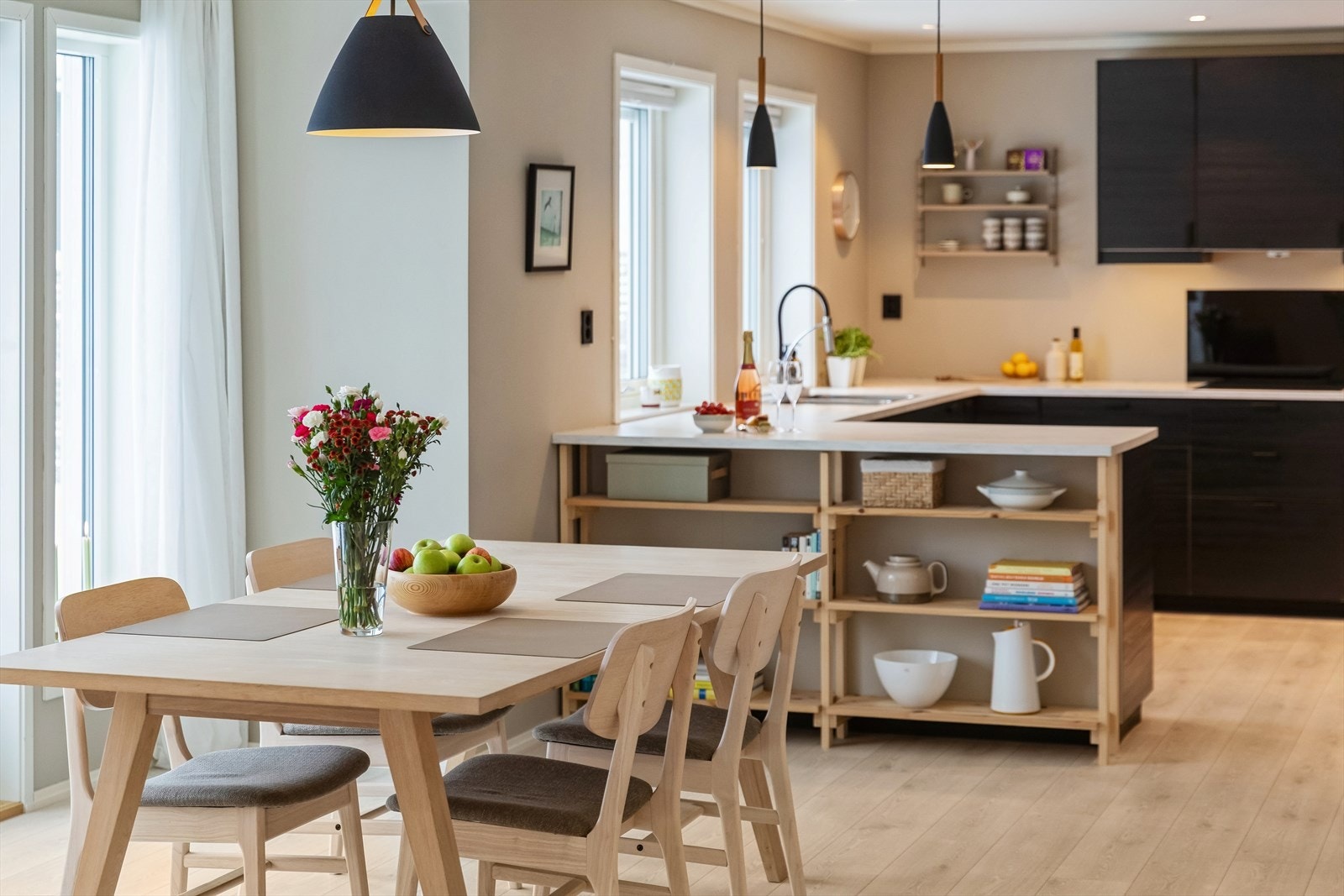 Godt med benkeplass og en praktisk kjøkkenøy gir fine arbeidsforhold Galleribilde