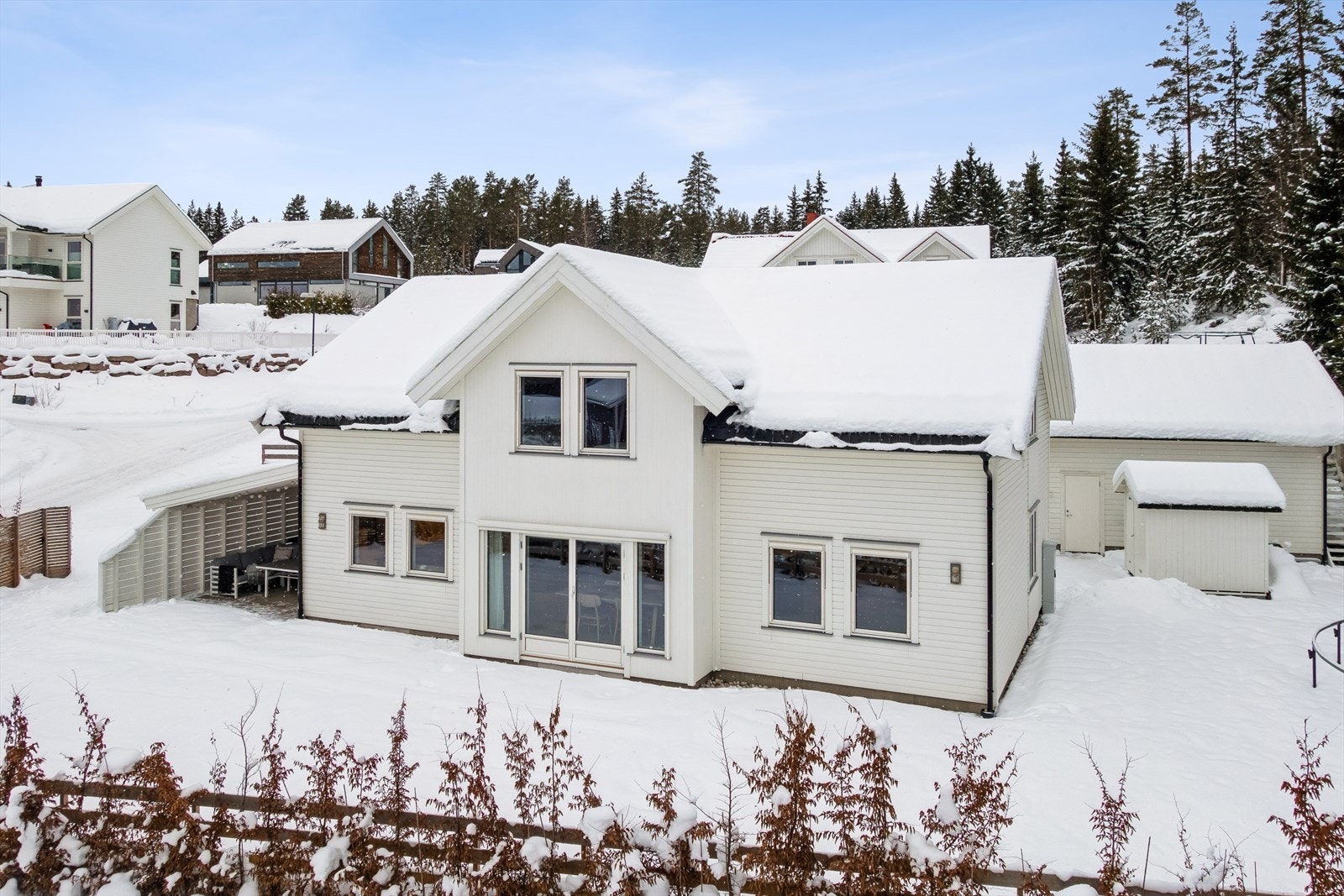 Tina Ulseth Myrvang i EiendomsMegler1 ønsker velkommen til Solvegen 7! ((Foto: Efkt/Paul Smith) Galleribilde