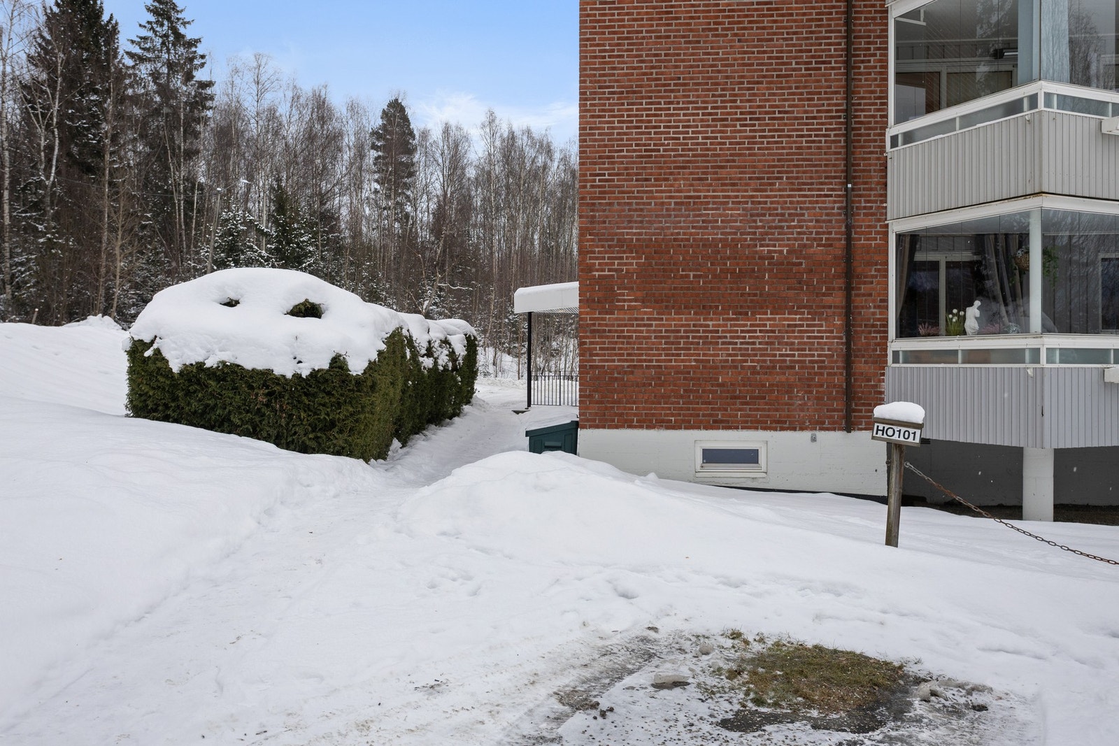 Privat parkering foran blokka. Parkering er merket H0101 Galleribilde