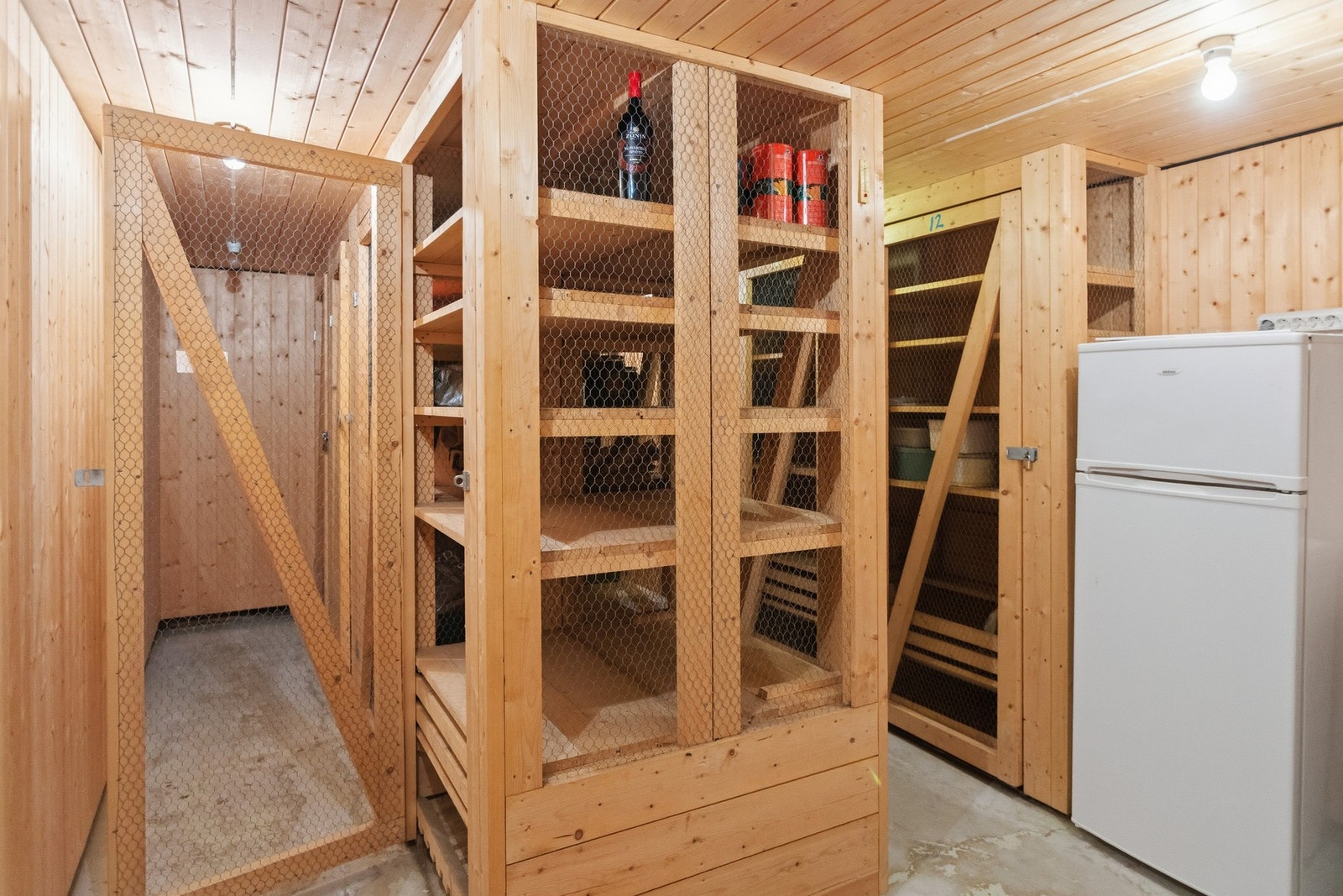 Praktisk privat oppbevaringsskap i kjeller. Galleribilde