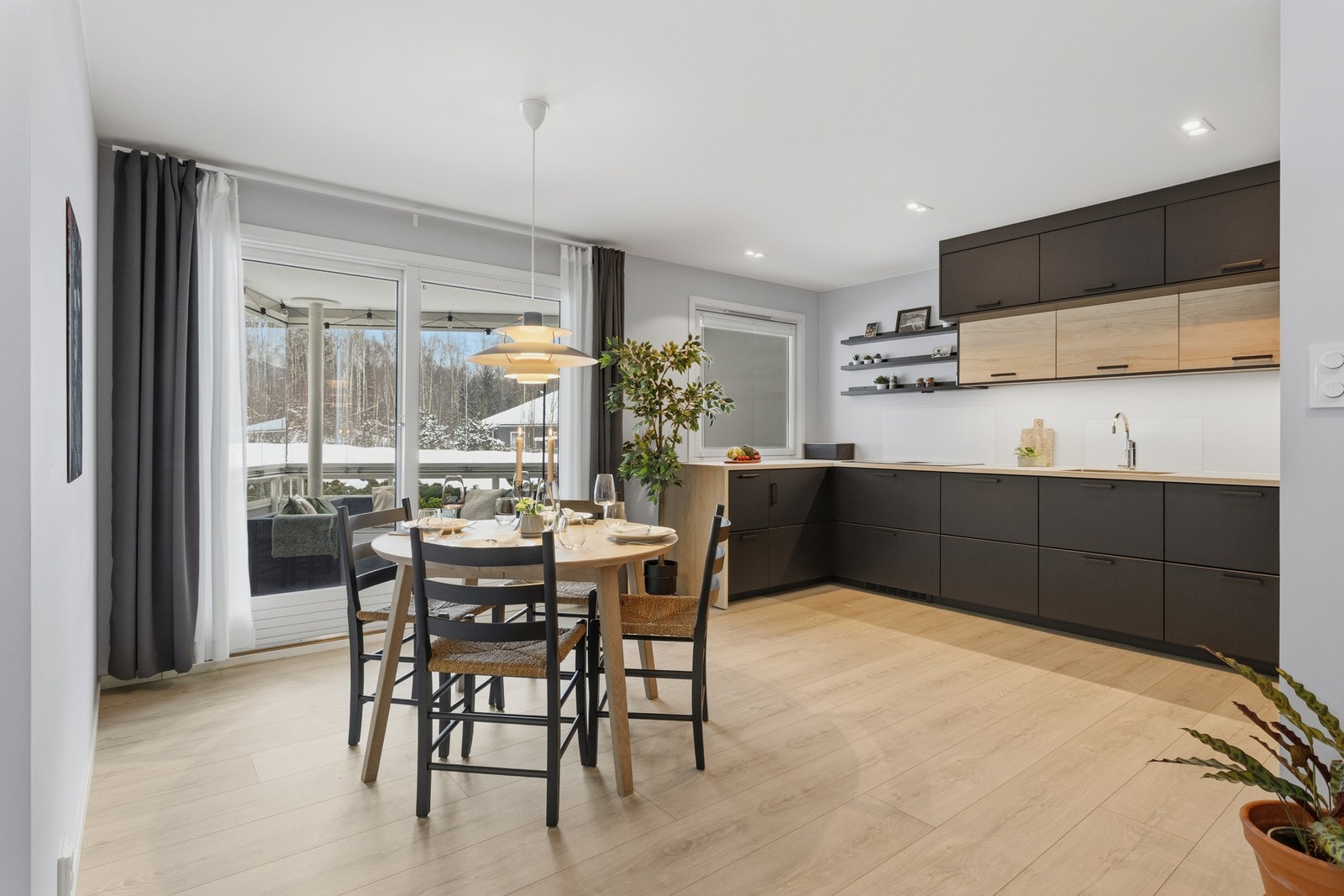 Moderne 3-roms hjørneleilighet renovert i 2020. Gulvvarme og peisovn gjør den lun og hyggelig!
Moderne 3-roms hjørneleilighet renovert i 2020! Gulvvarme og peisovn gjør den lun og hyggelig! Galleribilde