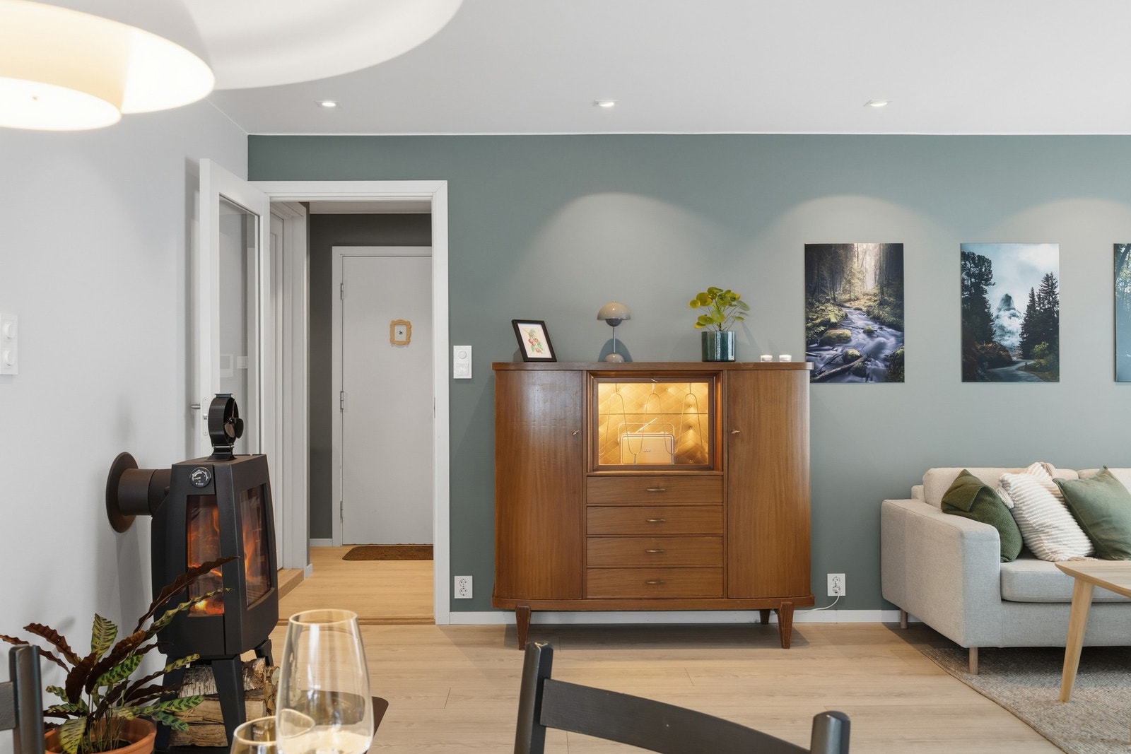 Peisovnen er plassert i midten av rommet. Galleribilde