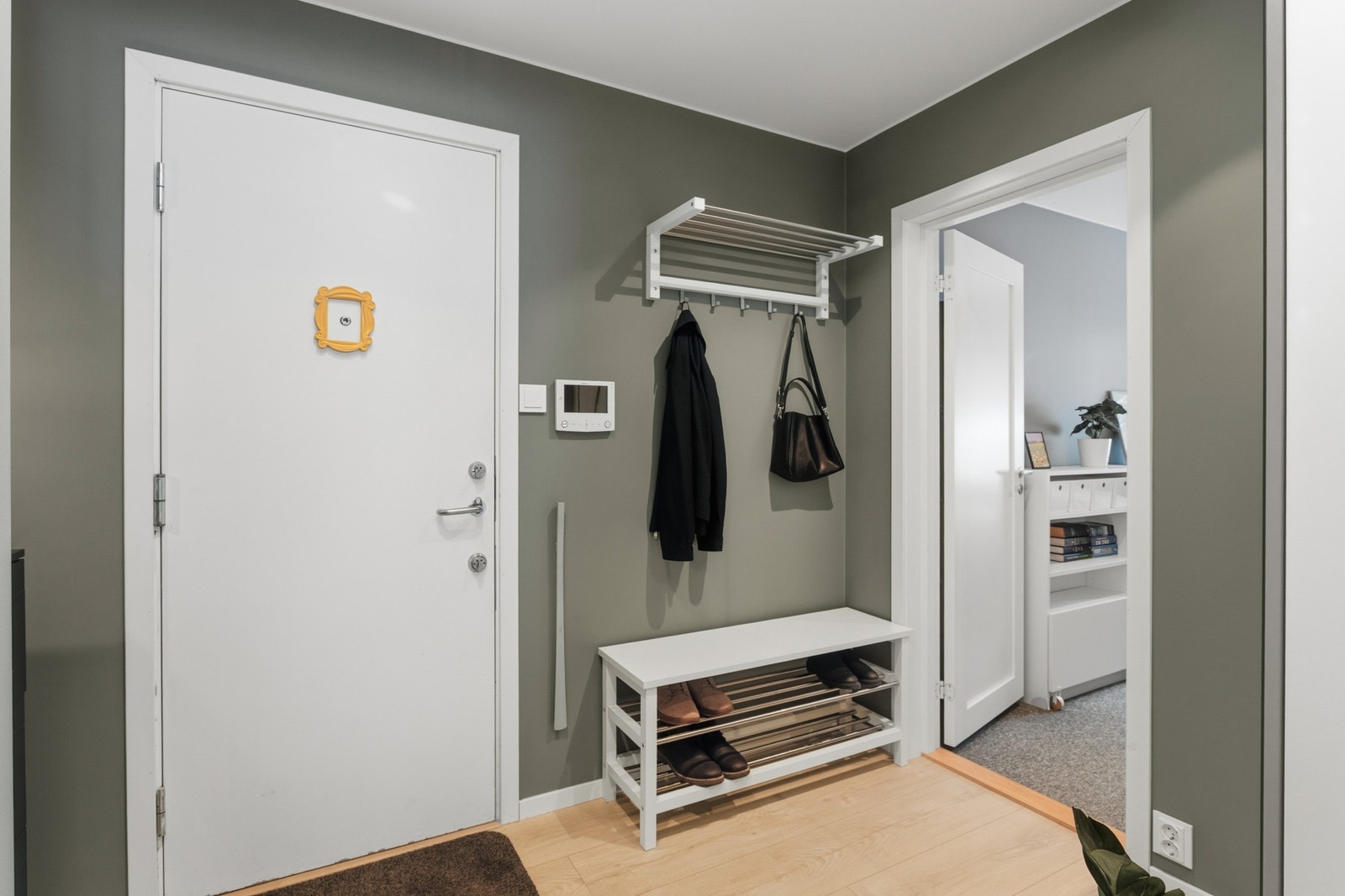 God plass til oppbevaring av klær i gangen. Galleribilde