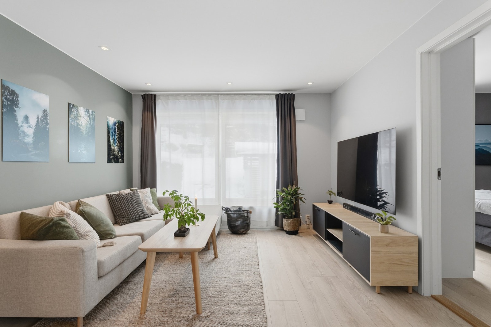 Romslig plass i stuen. Galleribilde