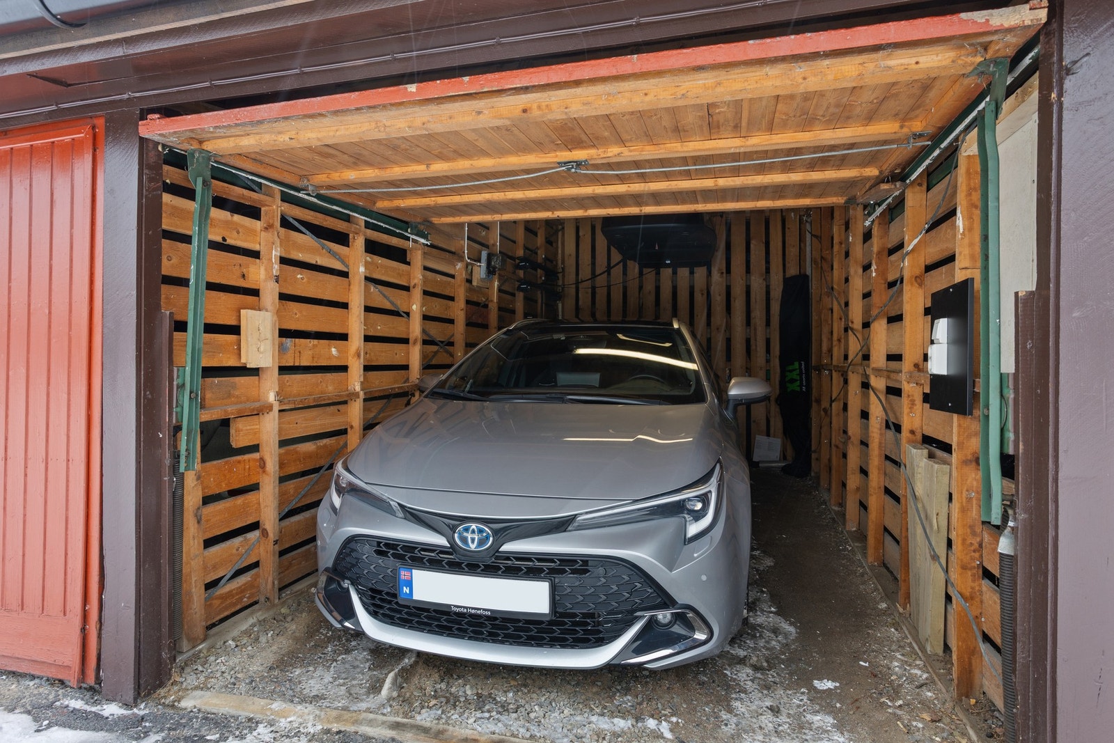 Privat garasje medfølger leiligheten. Galleribilde