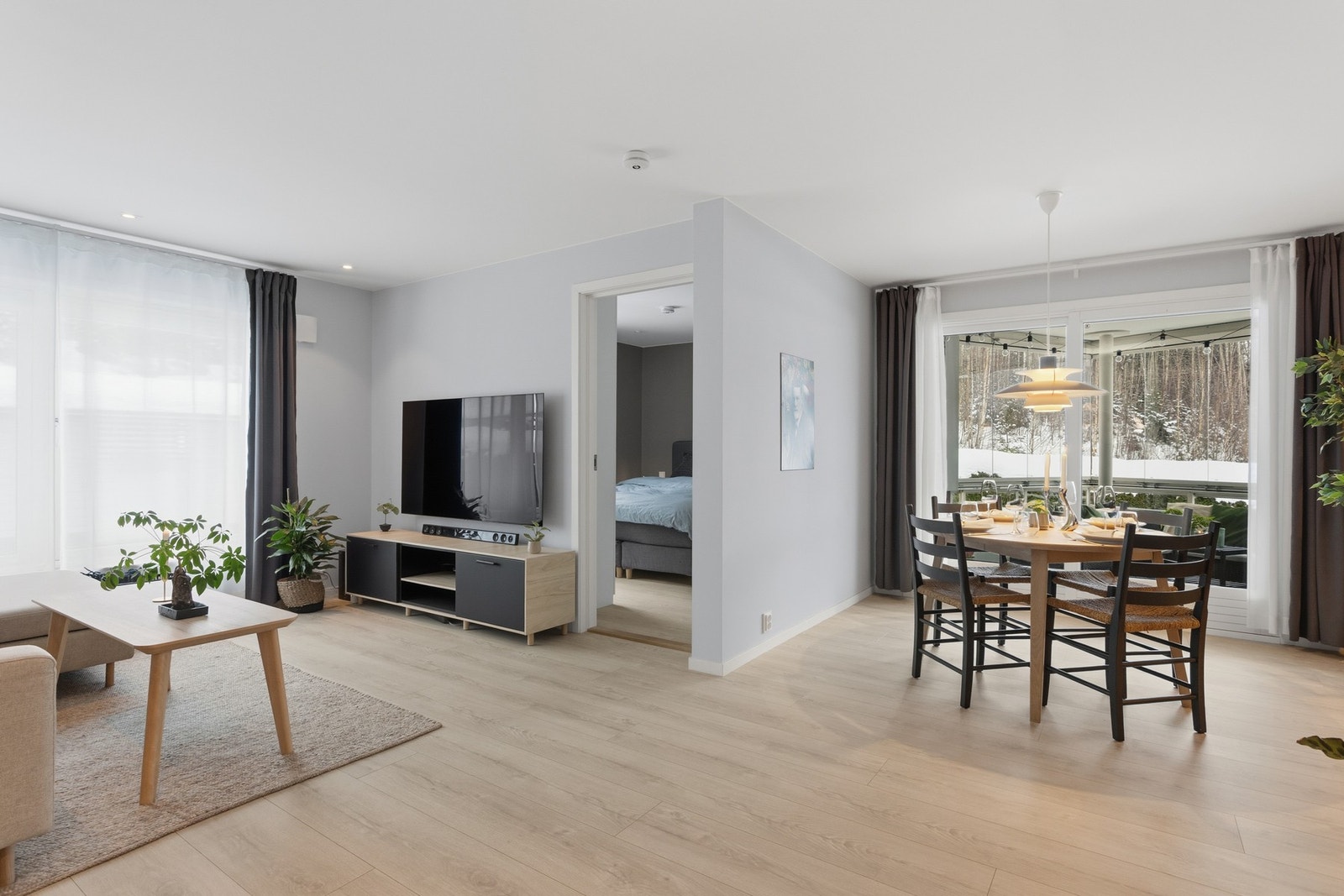 God romfølelse med god plass til spisestue ved utgang til balkongen. Galleribilde