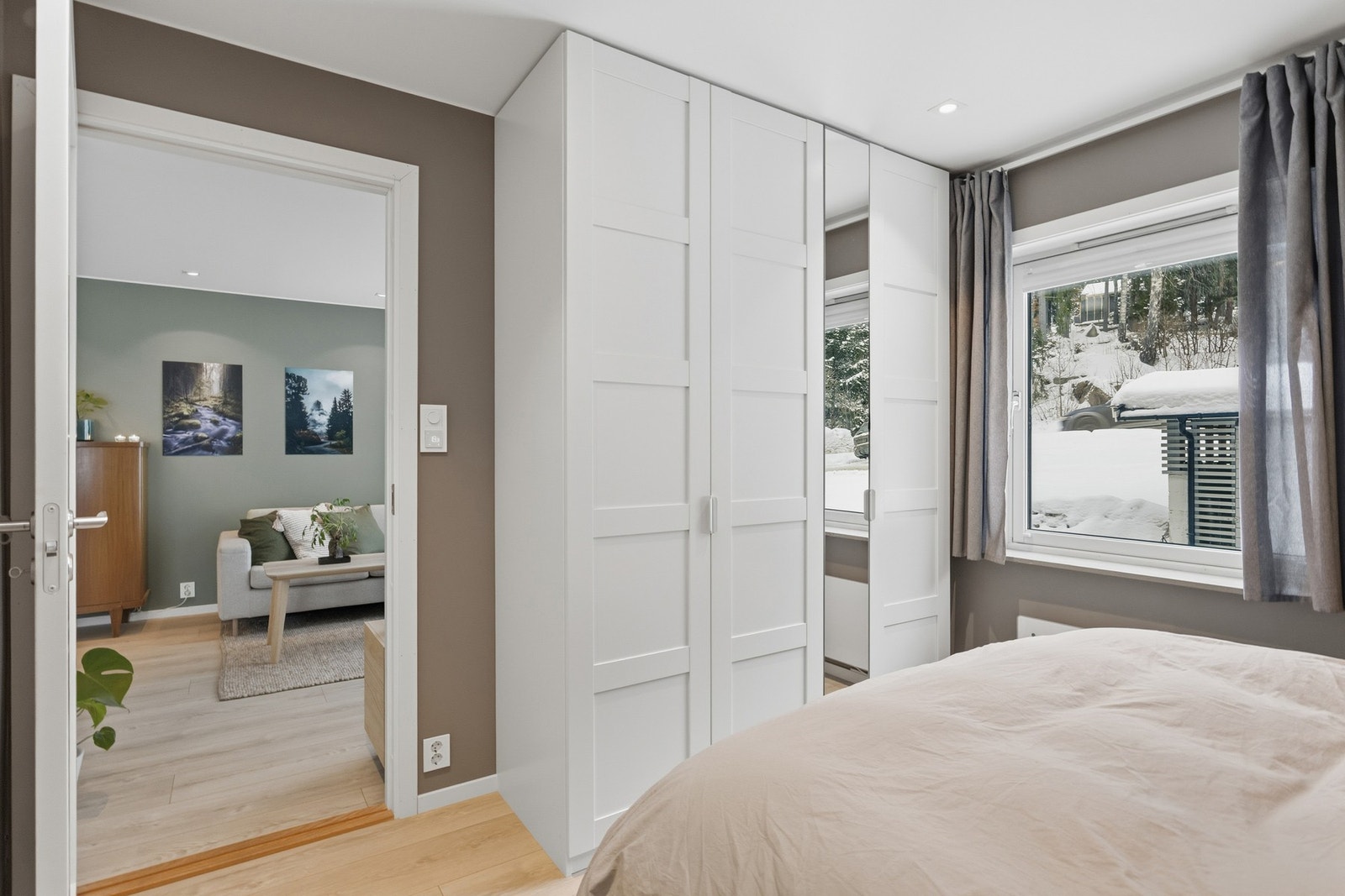 Masse skapplass på hovedsoverom. Galleribilde