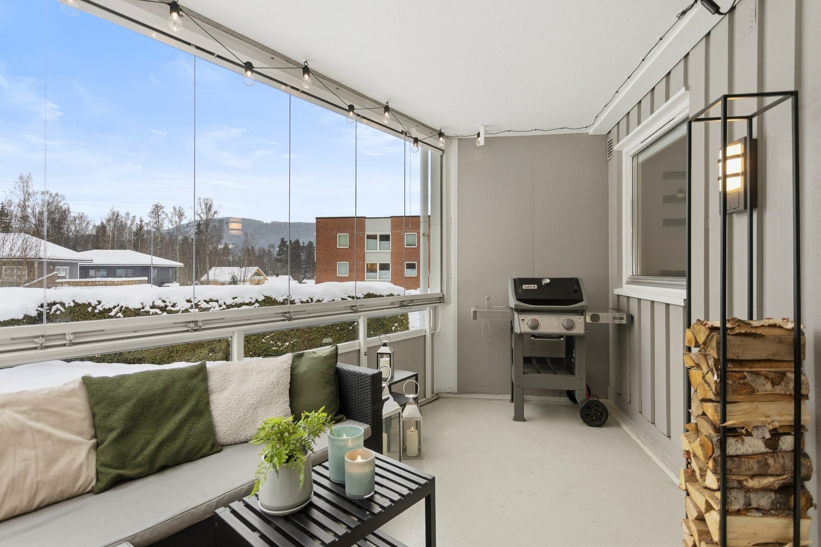 Innglasset balkong på 12 kvm. Her forlenger du sommersesongen. Galleribilde