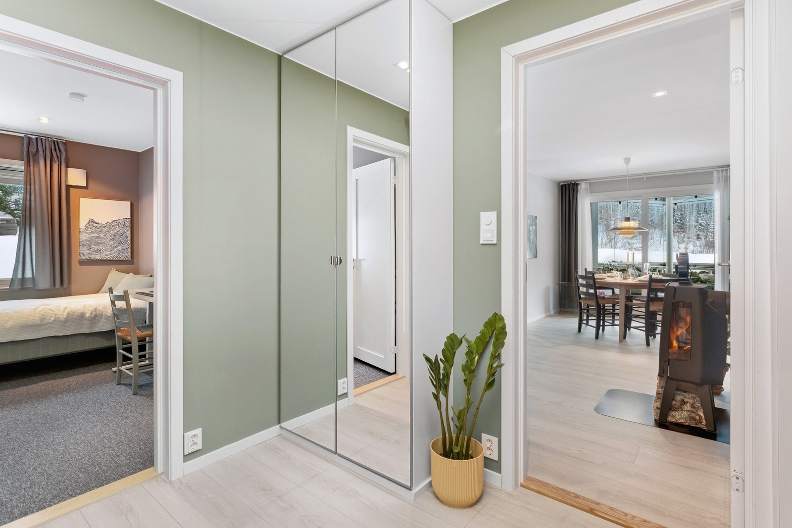 Stor gang med garderobeskap Galleribilde