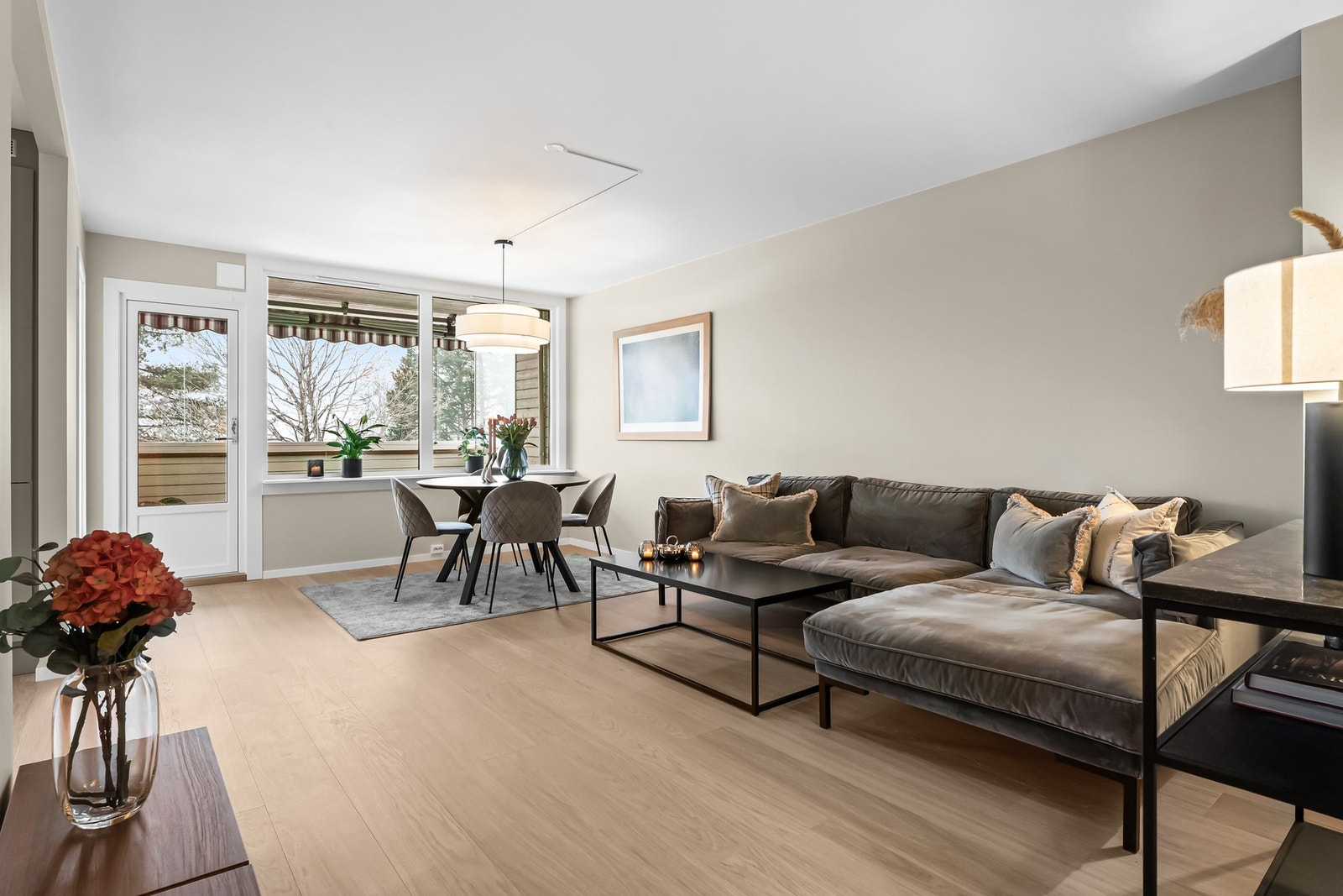 Leiligheten er blitt betydelig oppusset i 2025/26, inkludert nytt kjøkken, nye overflater og oppgradering av elanlegget. Det pene badet ble totalrehabilitert i regi av borettslaget i 2021. Galleribilde