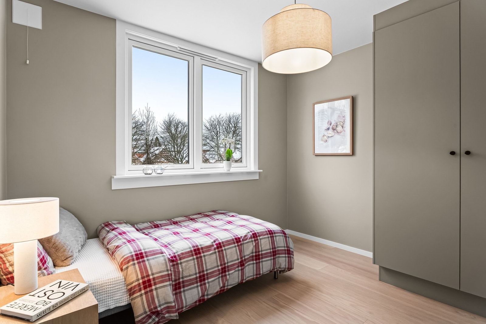 Soverom II er også av svært god størrelse. Rommet er innredet med et stort, pent garderobeskap fra HTH. Galleribilde