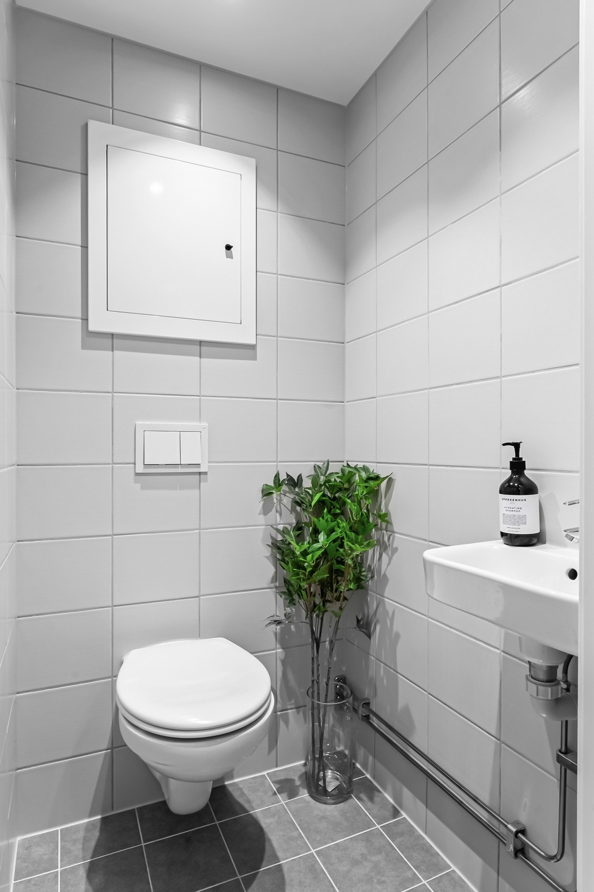 Vegg i vegg med badet ligger det er svært praktisk wc-rom, som i likhet med badet ble rehabilitert av brl. i 2021. Rommet er innredet med veggmontert toalett og servant. Galleribilde