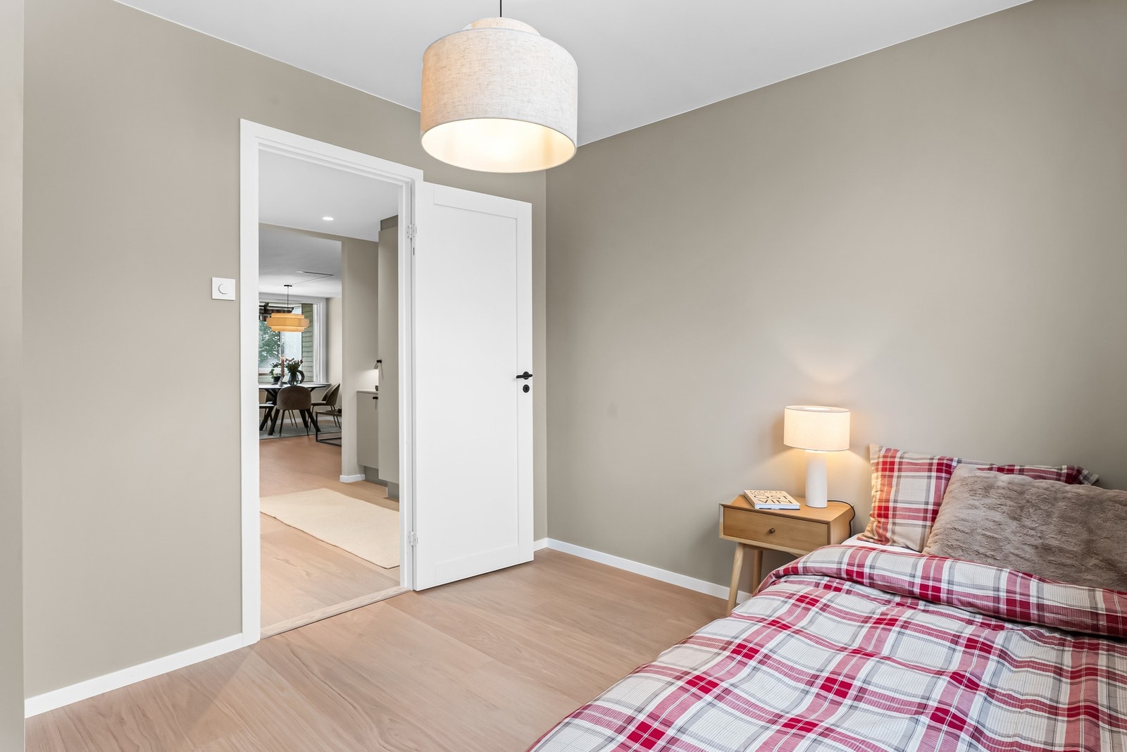 Under oppussingen er det blitt lagt ny gips i hele leiligheten, satt inn nye massive innerdører, samt sparklet og malt hele leiligheten. Alle oppgraderinger er utført av faglærte. Galleribilde