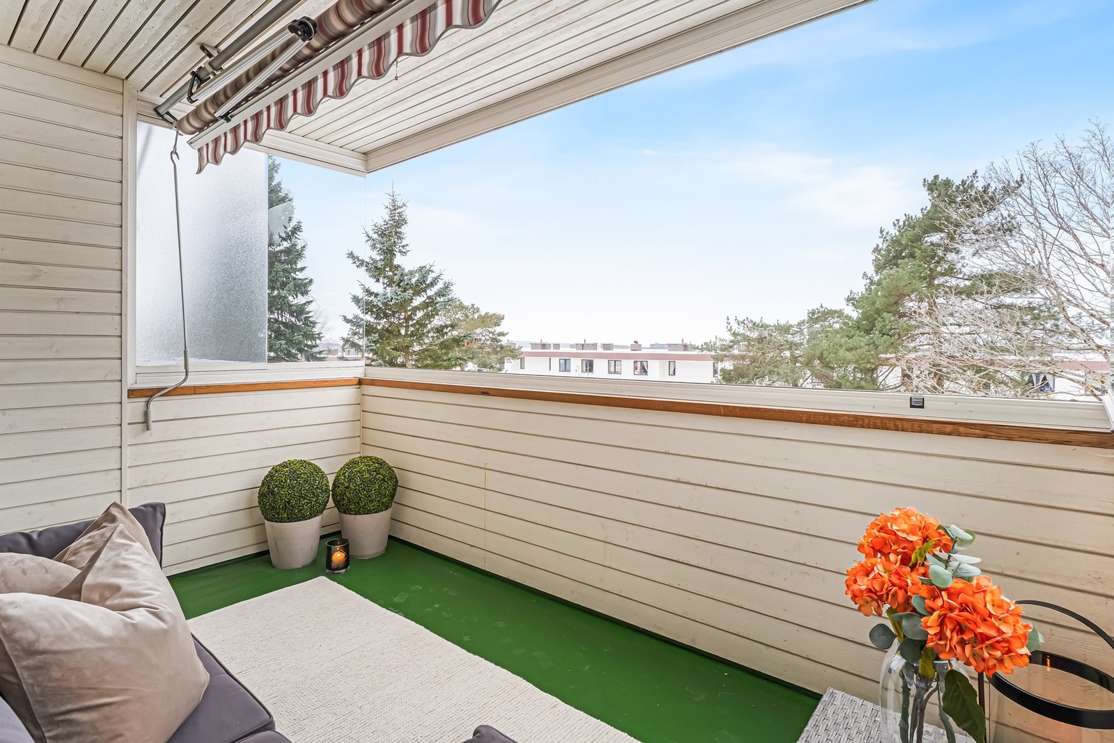 Kristins vei 43 er en lys og lekker leilighet på 73m² med gjennomgående planløsning og en solrik, innglasset balkong. Galleribilde