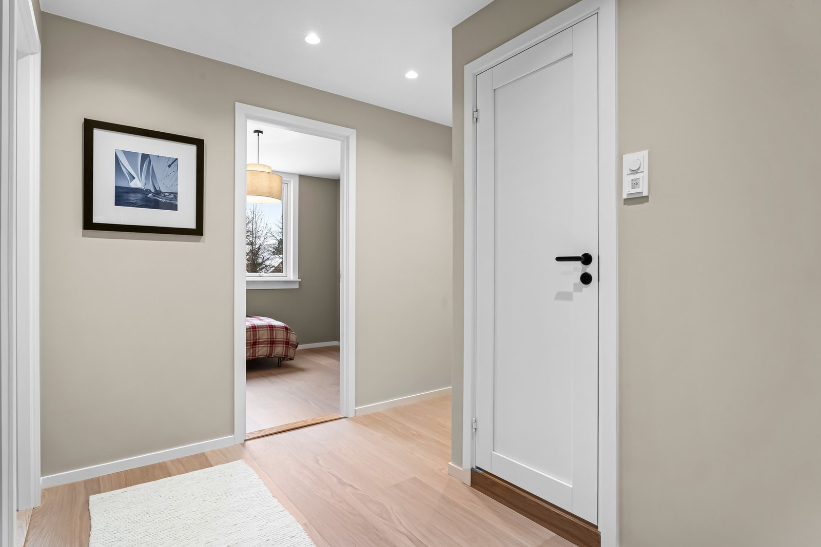 Entreen er av god størrelse og har fin plass til garderobe. Under oppussingen ble det elektriske anlegget omfattende oppgradert. Det ble bla. lagt nye kabler og stikkontakter i hele leiligheten. Galleribilde