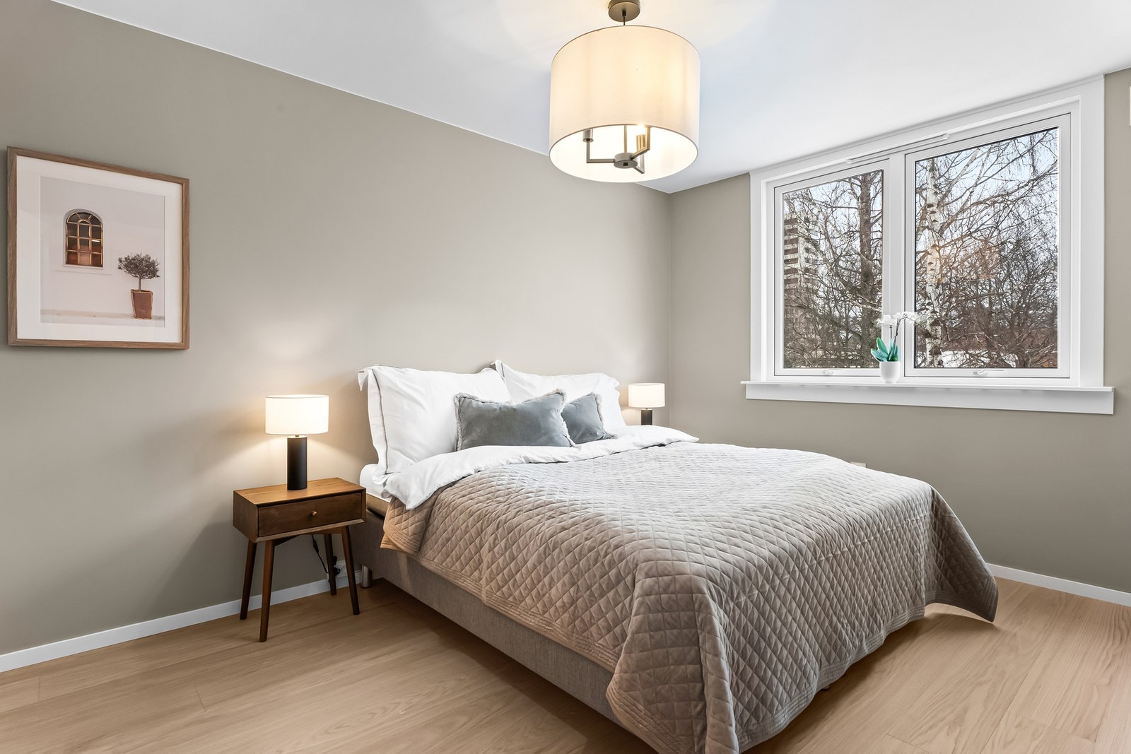 Leiligheten har to gode soverom og et praktisk kontor/gjesterom. Rommene er pent pusset opp med det samme, pene herdede tregulvet som i øvrige rom. Galleribilde