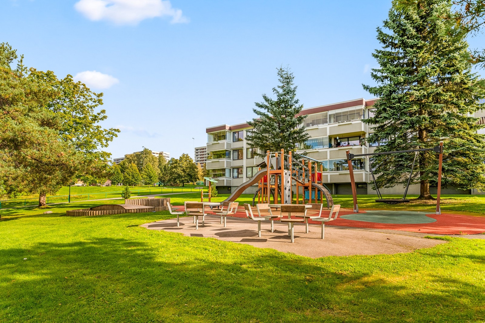Fellesarealene er skrående mot nordvest og er dels naturtomt, dels pent opparbeidet med gressplener, trær, beplantning, lekeområder, sittegrupper og asfalterte veier. Galleribilde