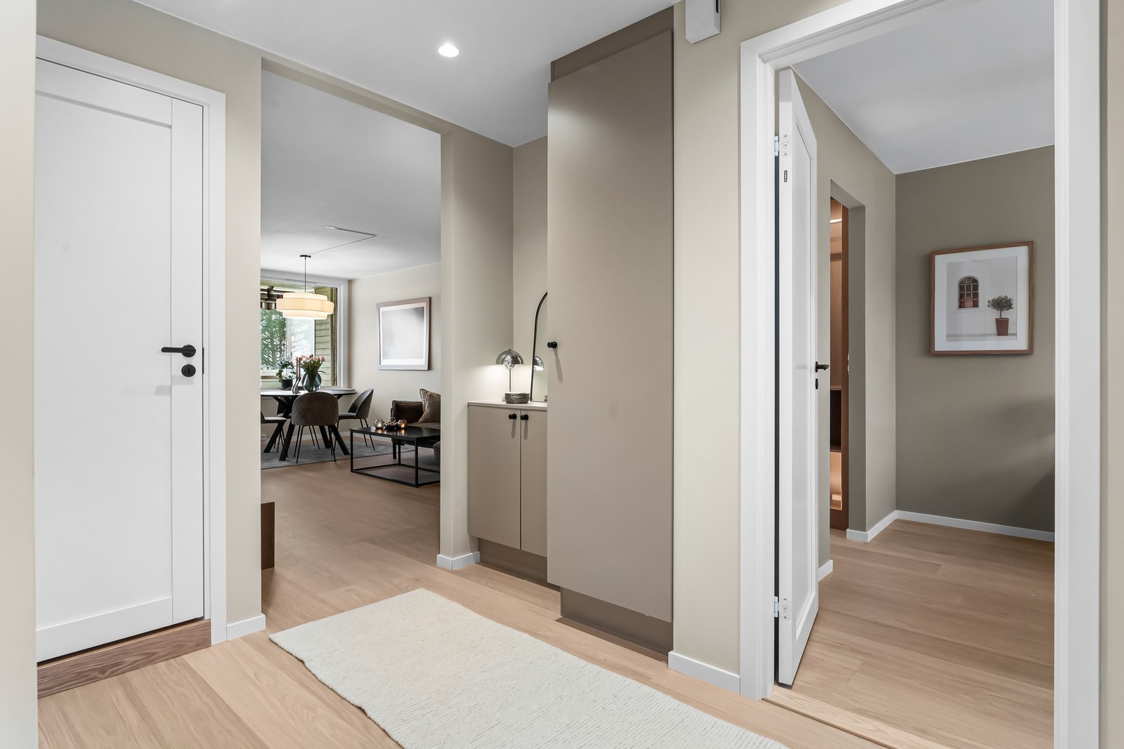 Via den romslige gangen tar vi turen videre inn på soverommene. I gangen er det montert garderobe fra HTH. Galleribilde