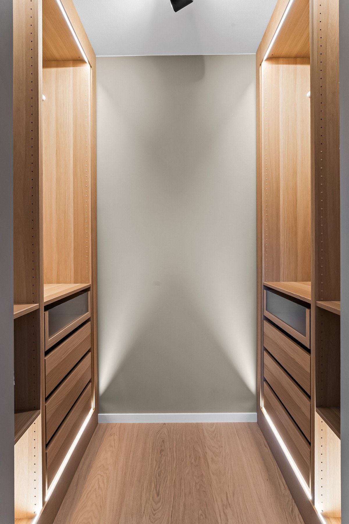 Hovedsoverommet har adkomst til et eget walk-in closet med flott garderobeinnredning og masse plass. Galleribilde