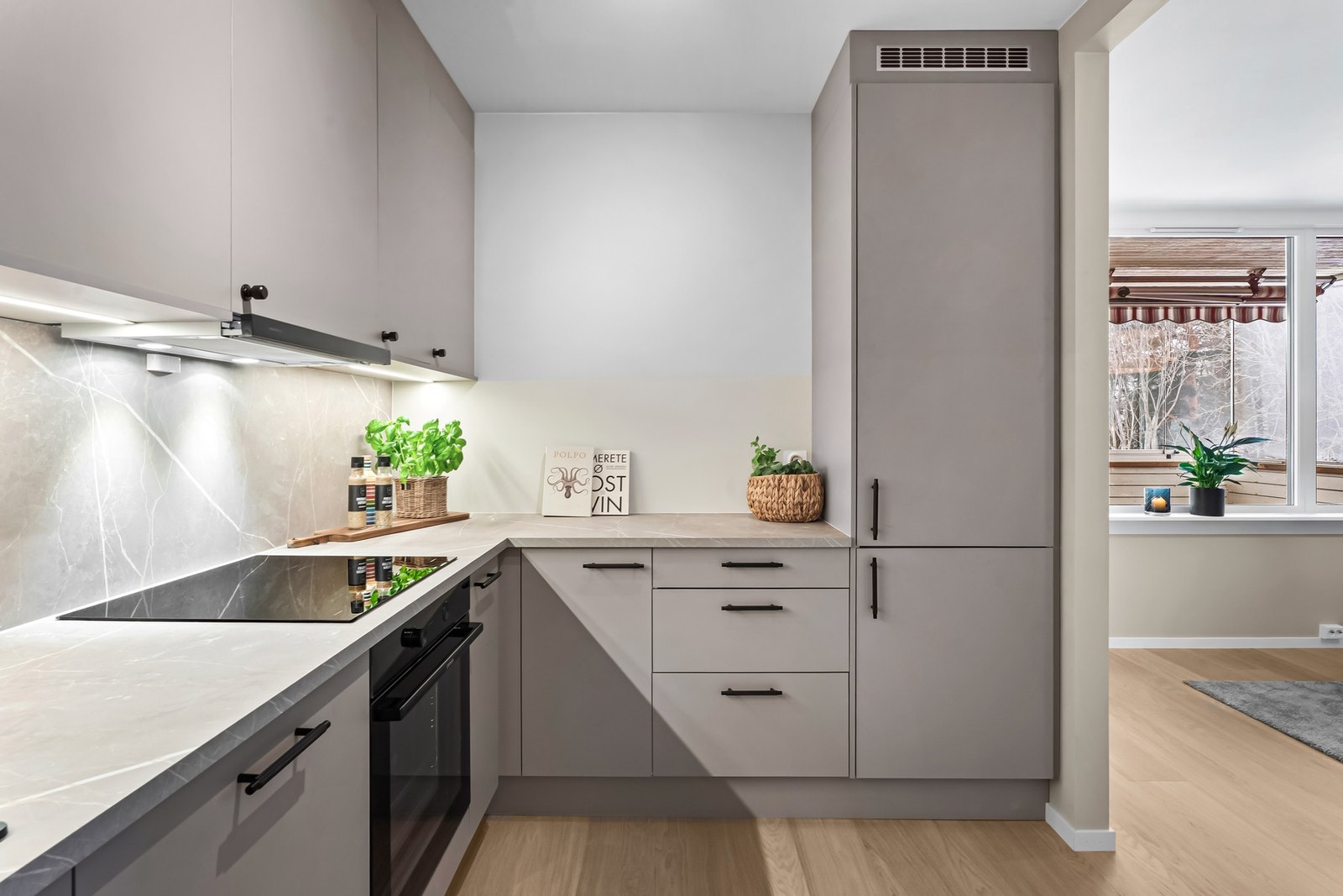 Her er det rikelig med skapplass, god arbeidsflyt og en arbeidssone der flere kan lage mat sammen. Innredningen fra HTH har glatte fronter kombinert med benkeplater i laminat og vaskekum i kvartskompositt Galleribilde