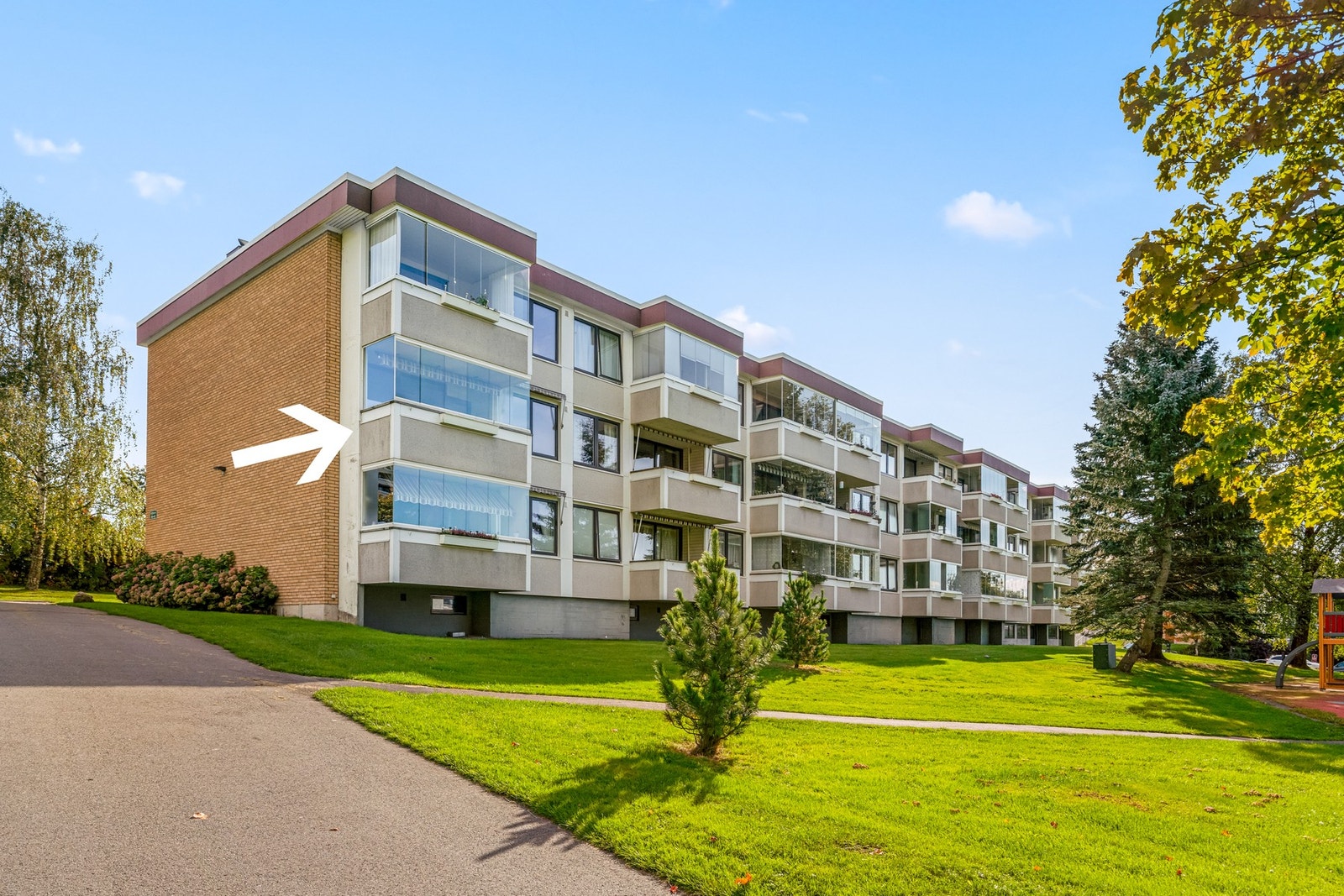 Leiligheten ligger fint plassert på enden i andre etasje. Beliggenheten er sentral og attraktiv med umiddelbar nærhet til senter og T-bane, samt kort vei til skole, barnehage, treningssentre og turområder. Galleribilde