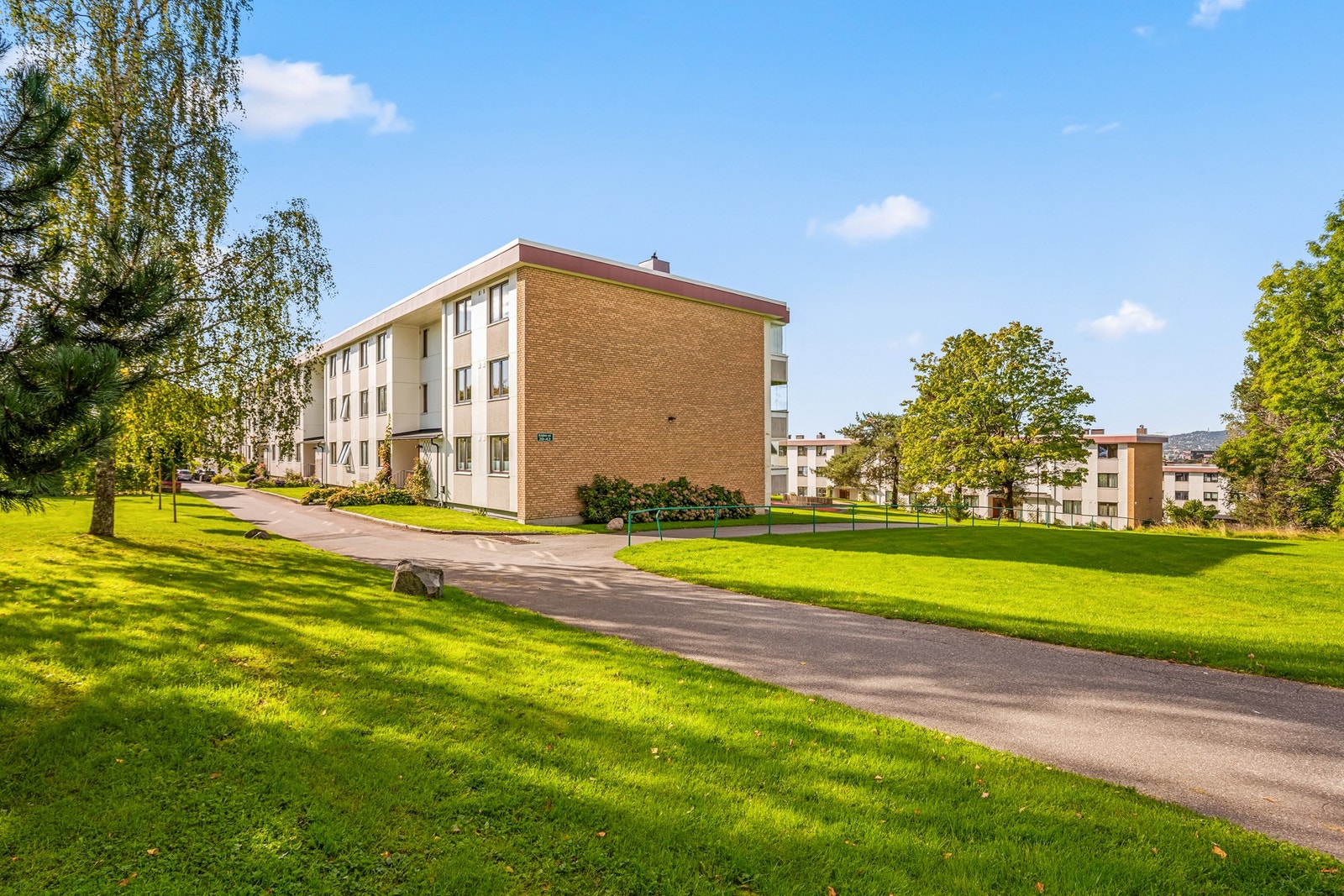 Beliggenheten er familievennlig, i et grønt, rolig og populært område med alle hverdagsfasiliteter lett tilgjengelig. I gåavstand finner man T-bane, skole, butikker og flotte turmuligheter. Galleribilde