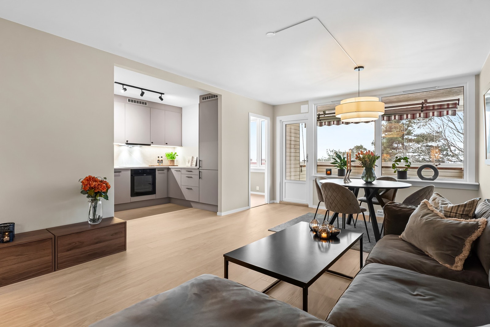 Stuen er lys og trivelig med dagslys fra store vinduer og balkongdør mot nordvest. Vinduene og balkongdøren ble skiftet i regi av brl. i 2019. Galleribilde