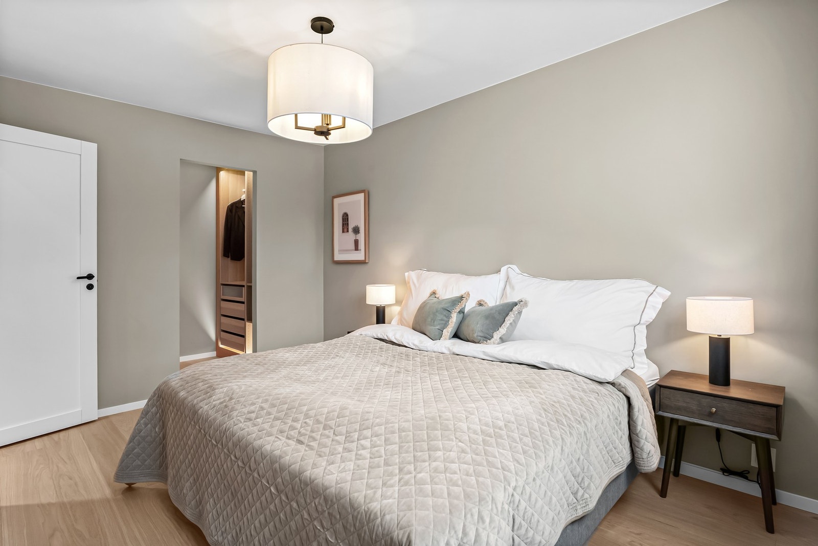 Hovedsoverommet er av god størrelse og har fin plass til å innredes med dobbeltseng og nattbord. Galleribilde