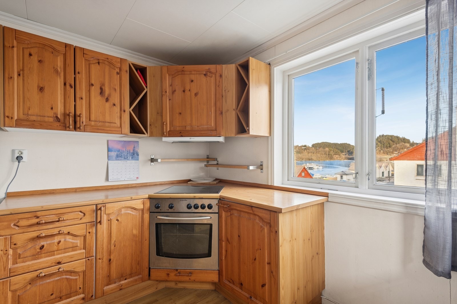 Kjøkken med profilerte fronter. Galleribilde