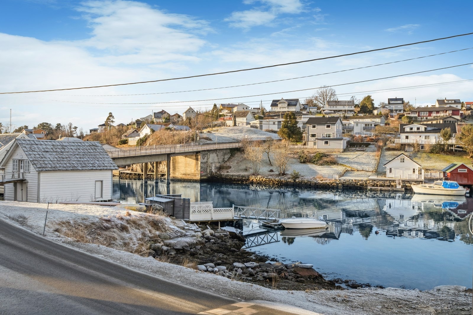 Fine omgivelser med nærhet til sjøen og fine turområder. Galleribilde