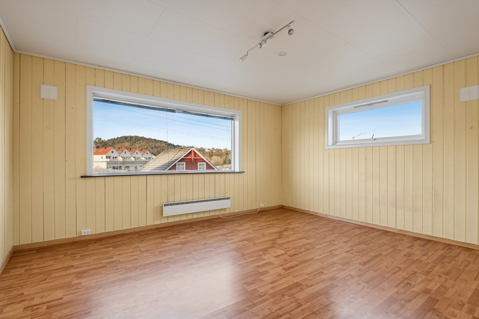 Stor stue med fin utsikt til nabolaget. Galleribilde