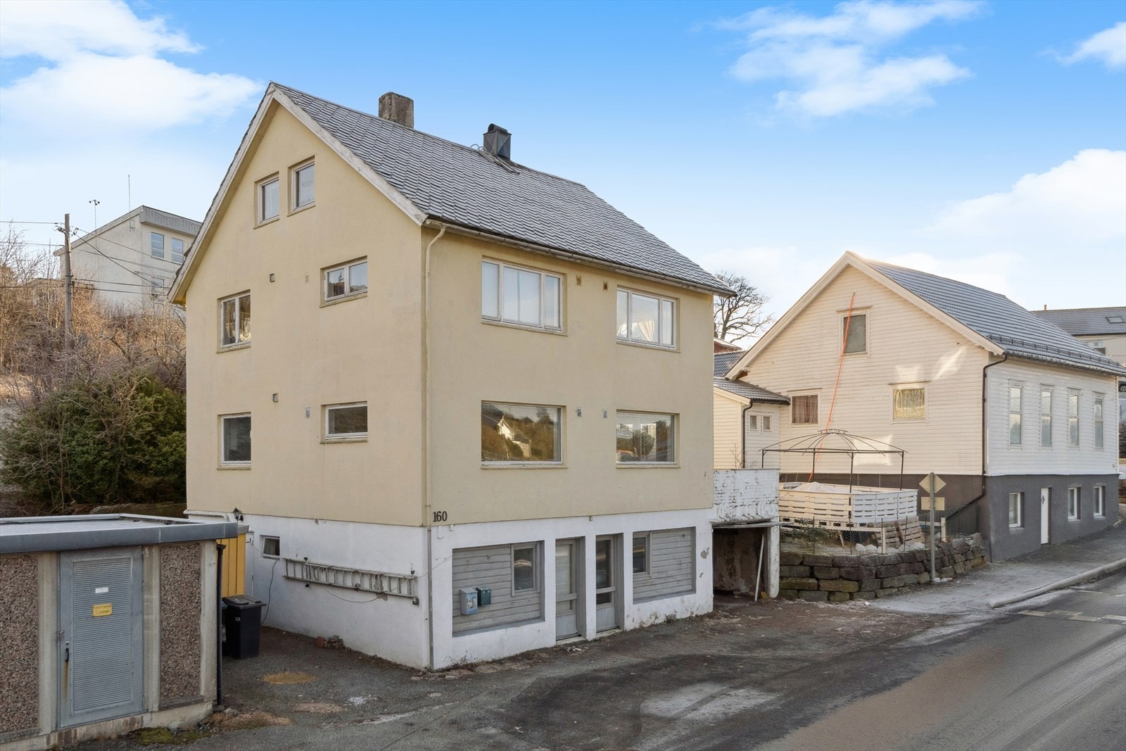 Sundsvegen 160 ligger i et attraktivt område med nærhet til en rekke fasiliteter og servicetilbud. Galleribilde